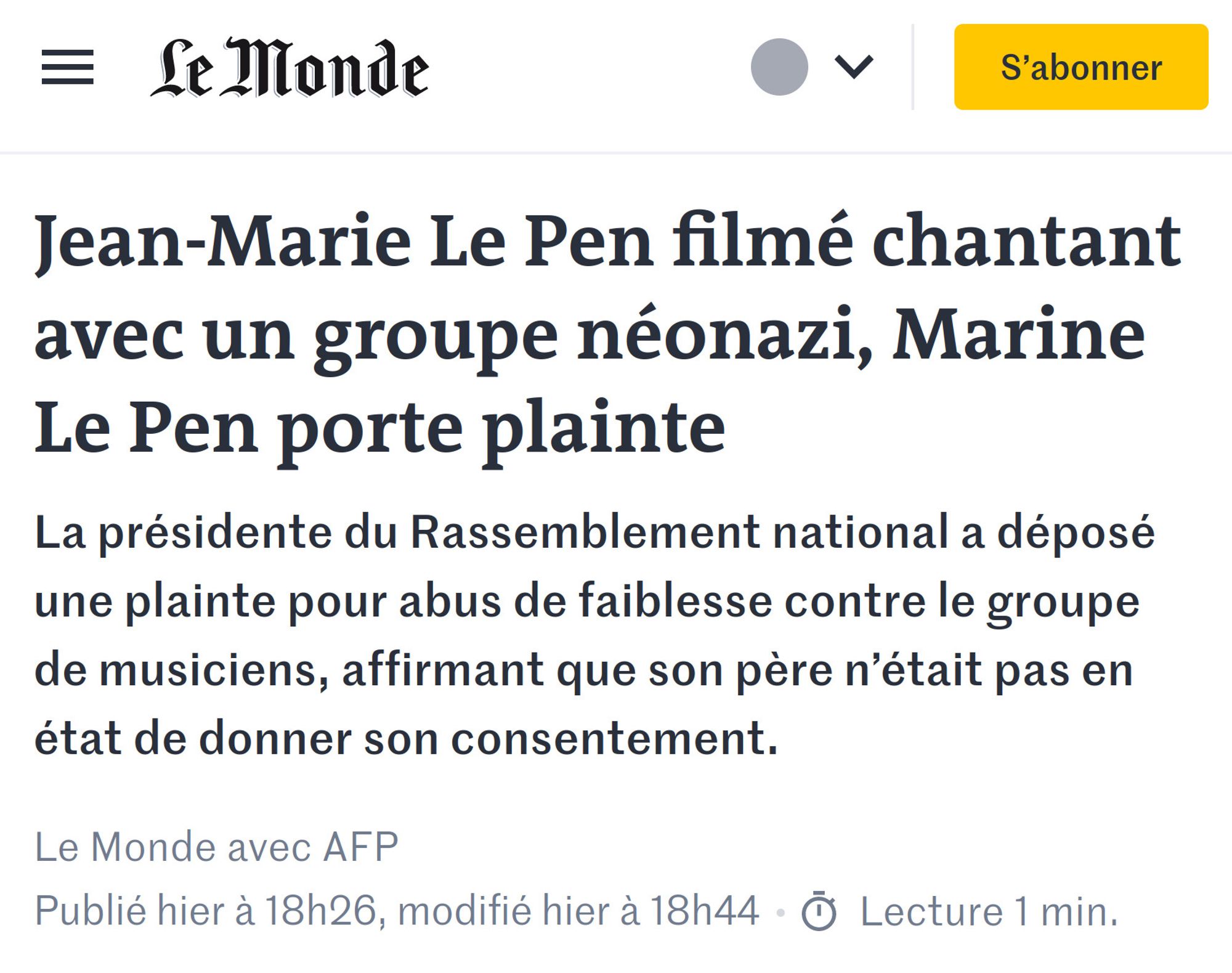 Capte d'écran d'un article du journal Le Monde ou l'on voit le titre et le chapeau.

Le titre est : "Jean-Marie Le Pen filmé chantant avec un groupe néonazi, Marine Le Pen porte plainte"

Le Chapeau : "La présidente du Rassemblement national a déposé une plainte pour abus de faiblesse contre le groupe de musiciens, affirmant que son père n’était pas en état de donner son consentement."