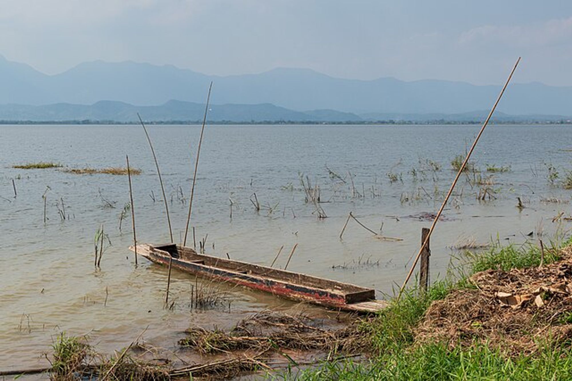 Petit bateau en bois sur les rives du lac Phayao, dans le nord de la Thaïlande.