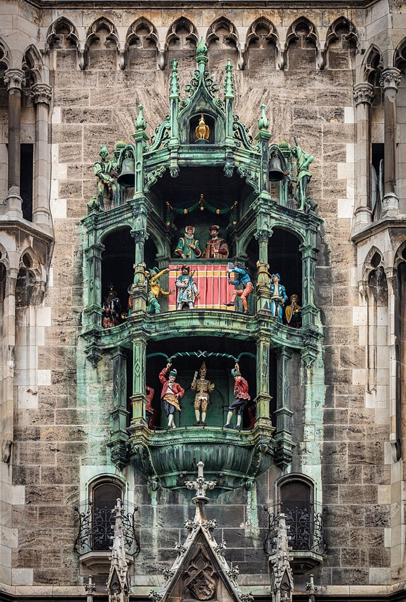 Le Rathaus-Glockenspiel, horloge mécanique située sur la Marienplatz de Munich (Allemagne). Célèbre pour ses personnages grandeur nature, l'horloge reconstitue deux fois par jour des scènes de l'histoire de Munich.