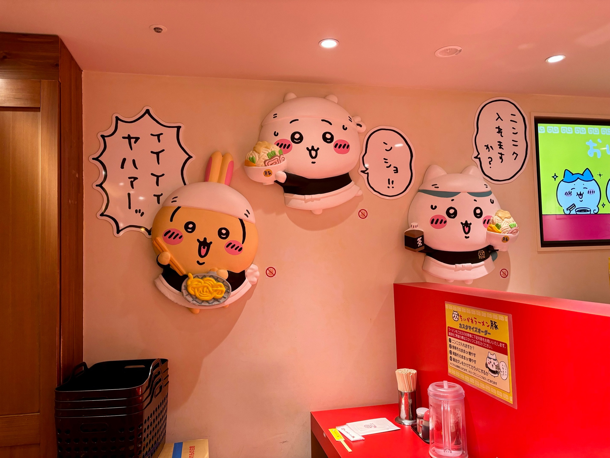 ちいかわラーメン店内に飾ってあるちいかわのキャラたちの写真