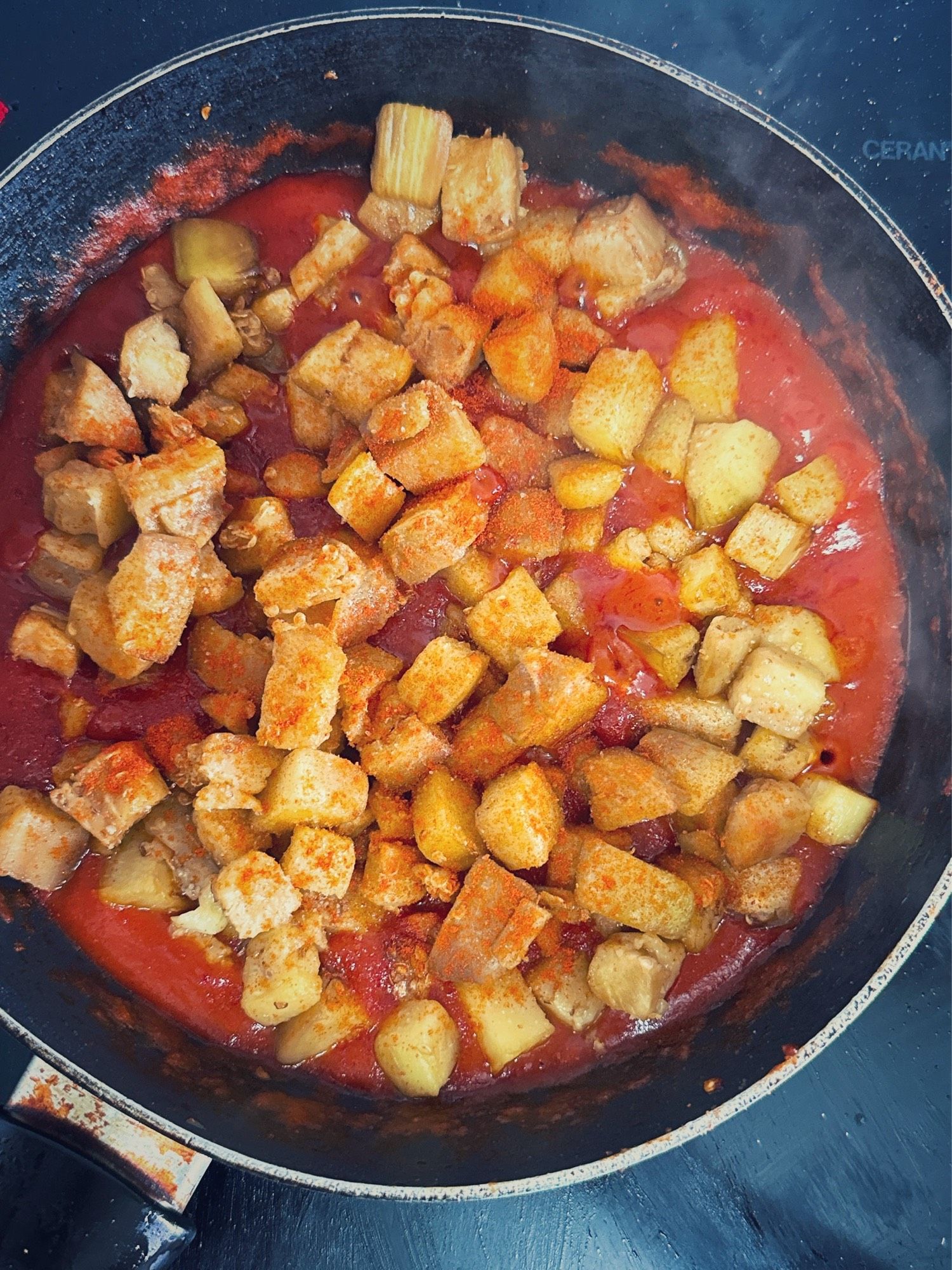 Añadir la berenjena a la salsa de tomate ya con el pimiento y el comino