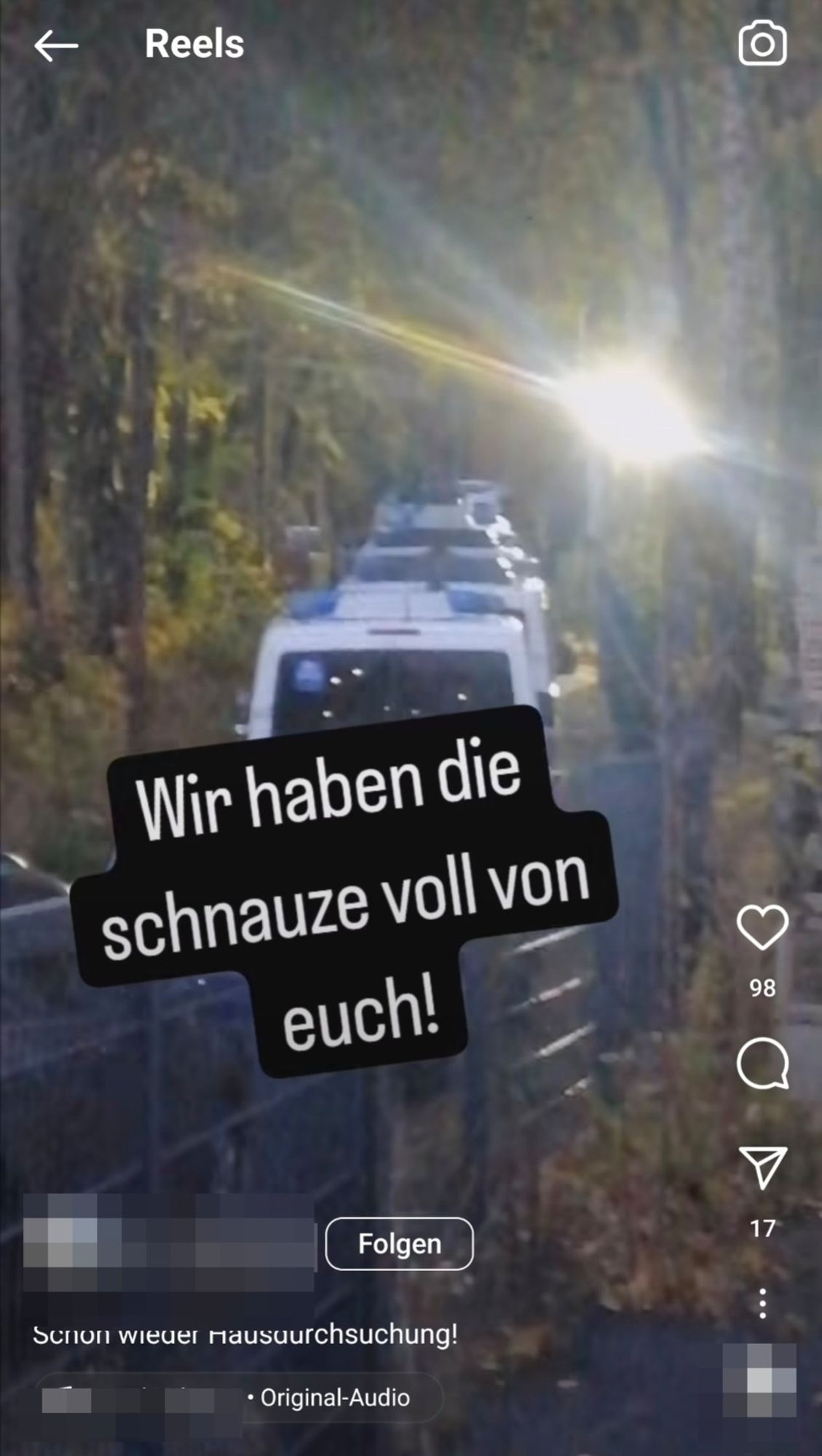 Instagram Reel, das mehrere Mannschaftswagen der Polizei zeigt. Darüber ist die Schrift zu sehen: "Wir haben die Schnauze voll von euch!"