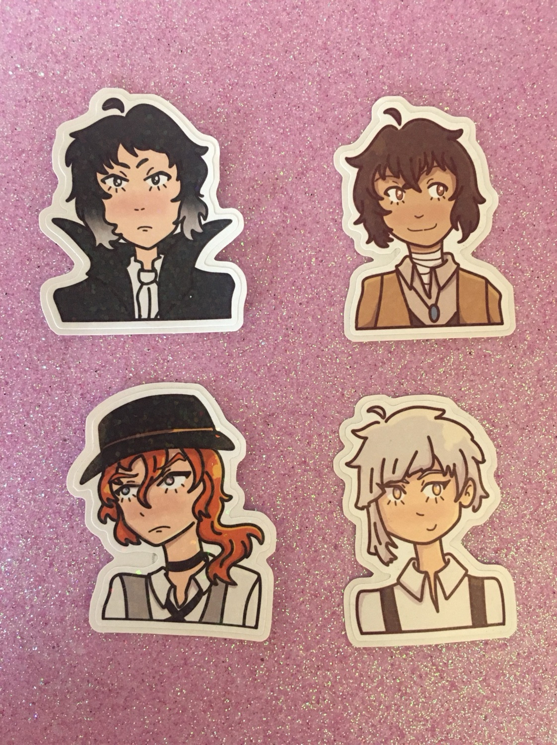 Adesivos avulsos com 4 personagens de Bungou Stray Dogs: Akutagawa, Dazai, Chuuya e Atsushi