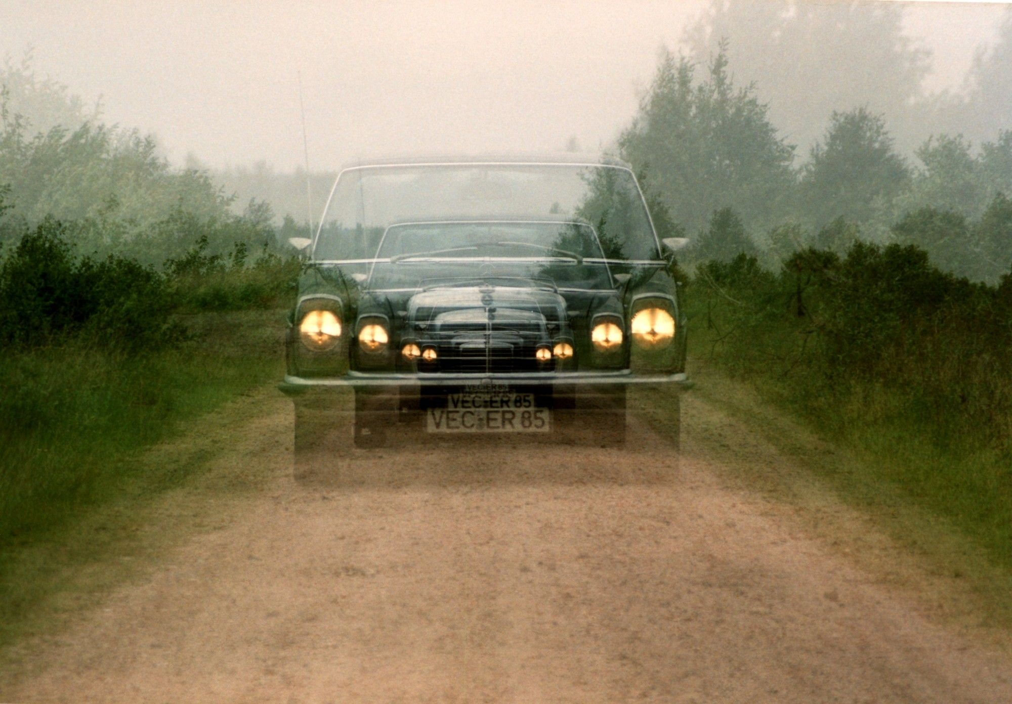 Frontansicht eines alten Mercedes als (analoge) Mehrfachbelichtung.