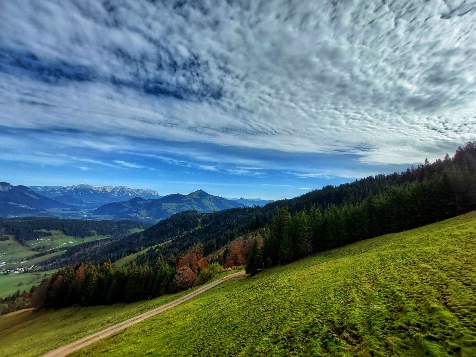 Blick über die Wiesen in der Wildschönau. Der Immel mit Schleierwolken