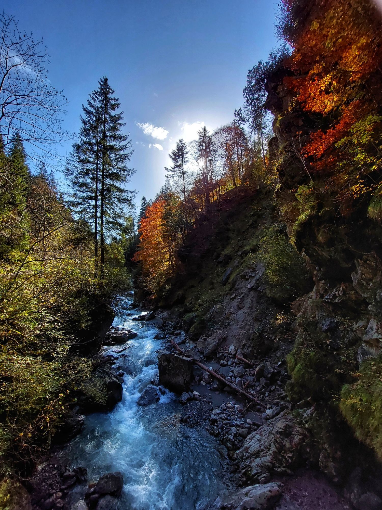 Ein in die Kundler Klamm einfließender Bach sucht sich seinen Weg zwischen Gestein.