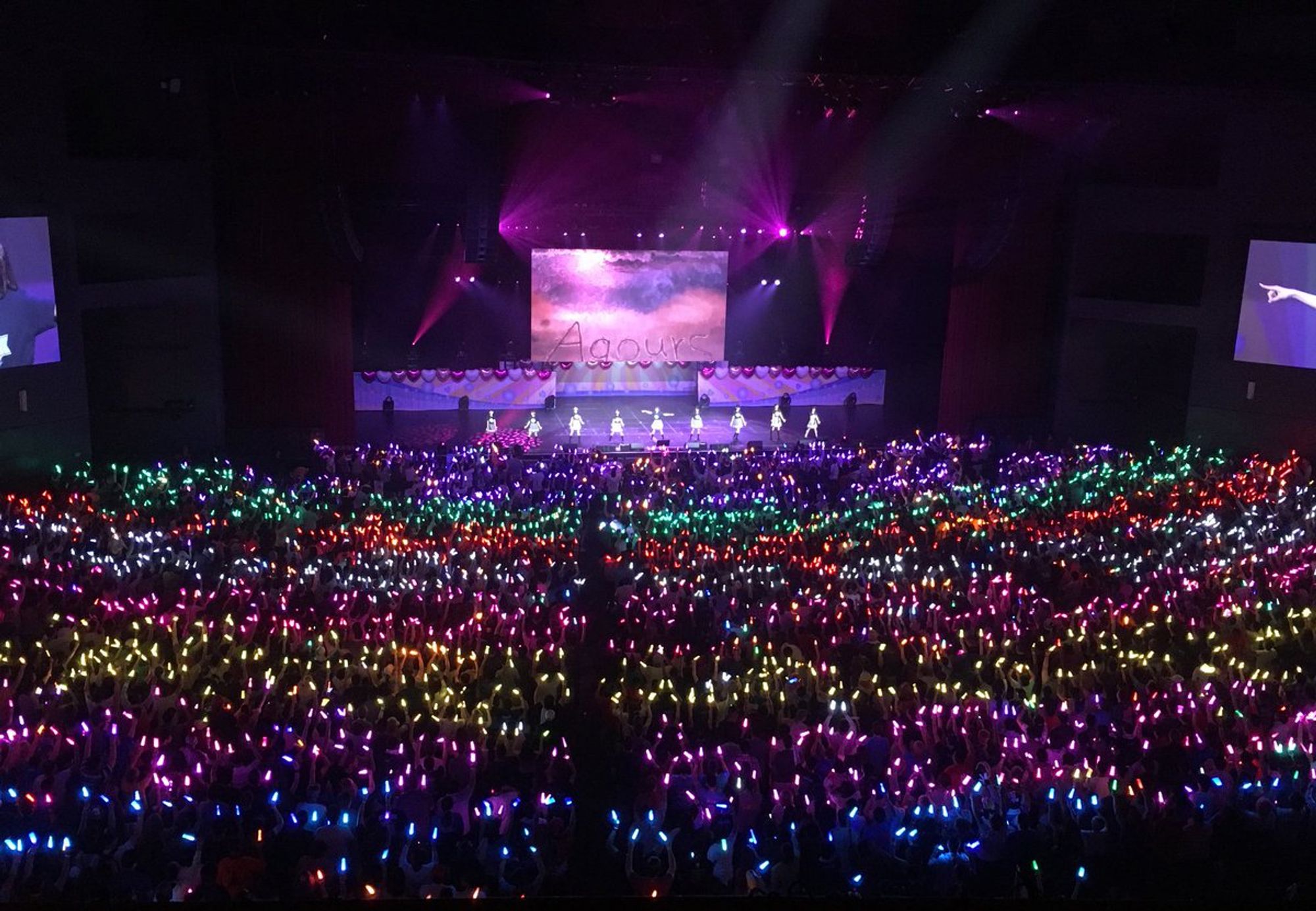 AqouRainbow project during AX 2018 where the audience of an aqours live coordinated a rainbow with penlights