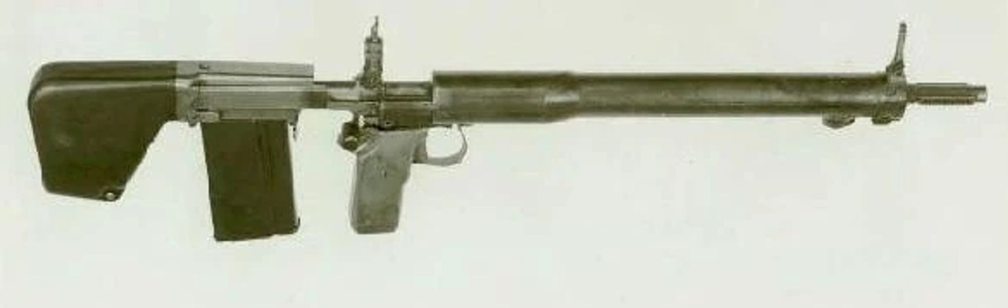 The prototype looks mildly unfinished, although all the components of the M1 Garand are present. In addition it also has a removable magazine.