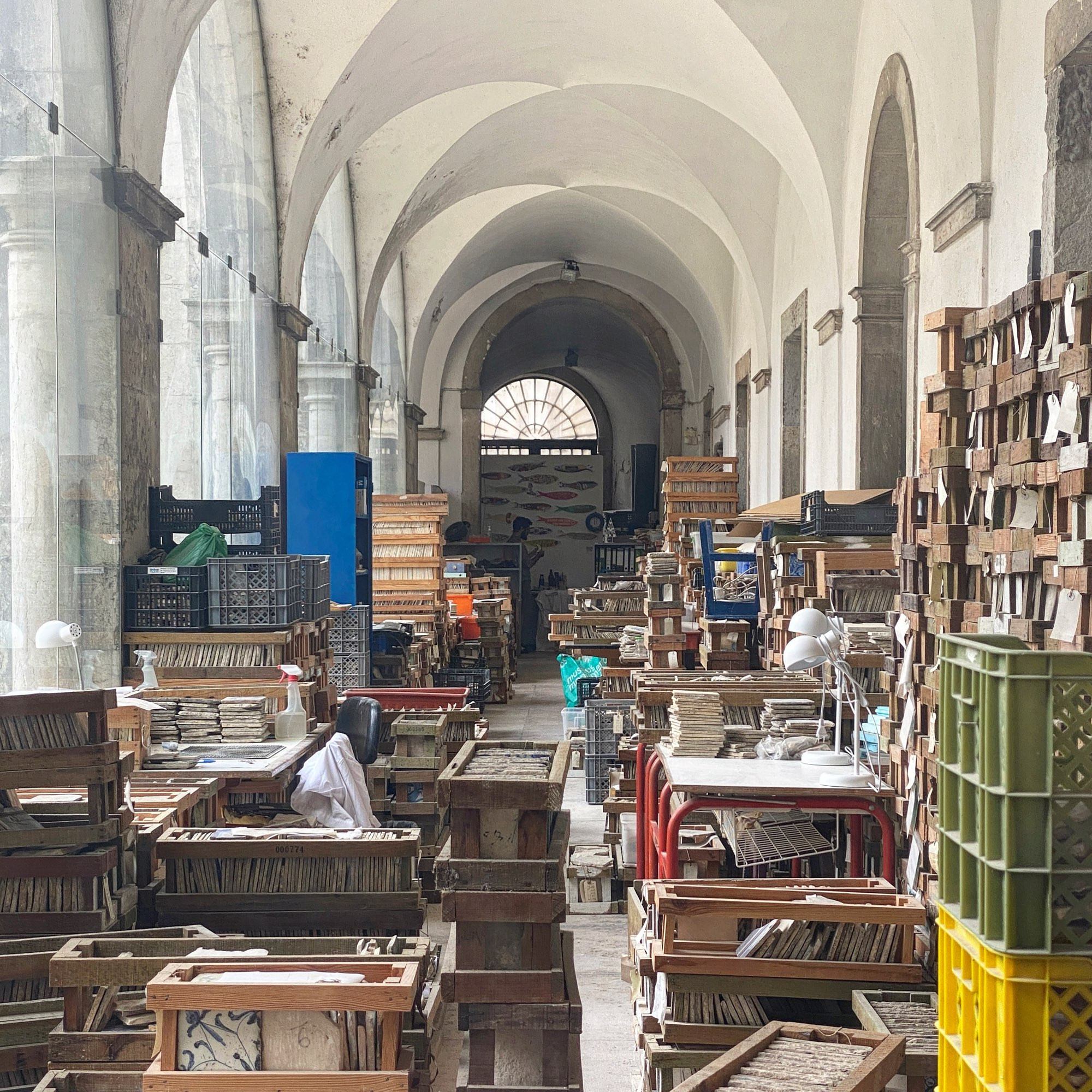 Einblick in die historischen Kolonnaden im Fliesenmuseum Lissabon. Depot mit Kisten und Kästen voller Fliesen.