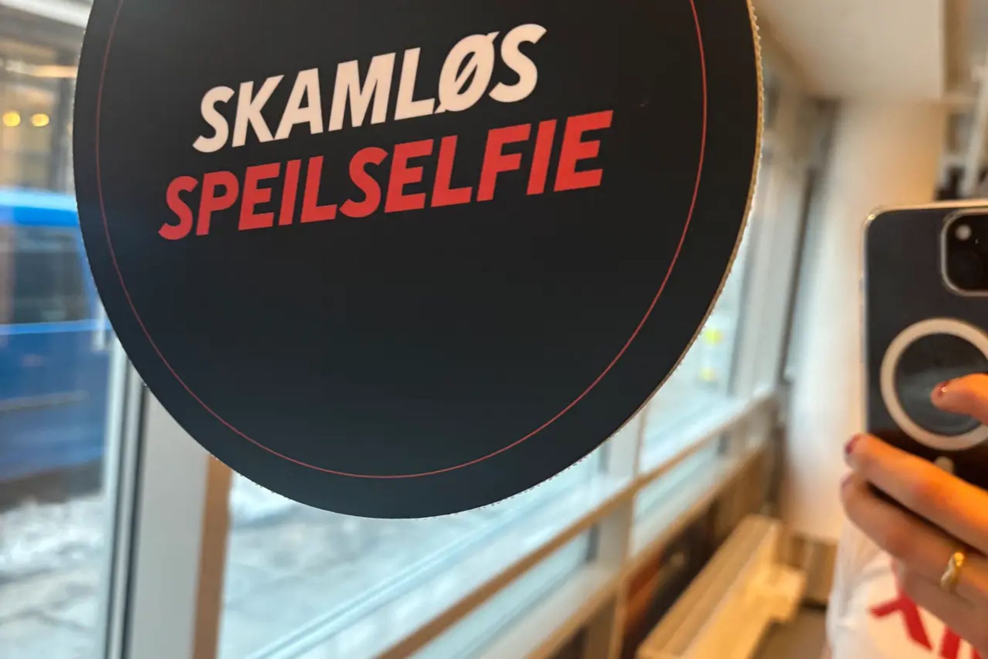 Bilde fra Sats: Klistremerke med teksten «Skamløs speilselfie» på et speil i et treningssenter