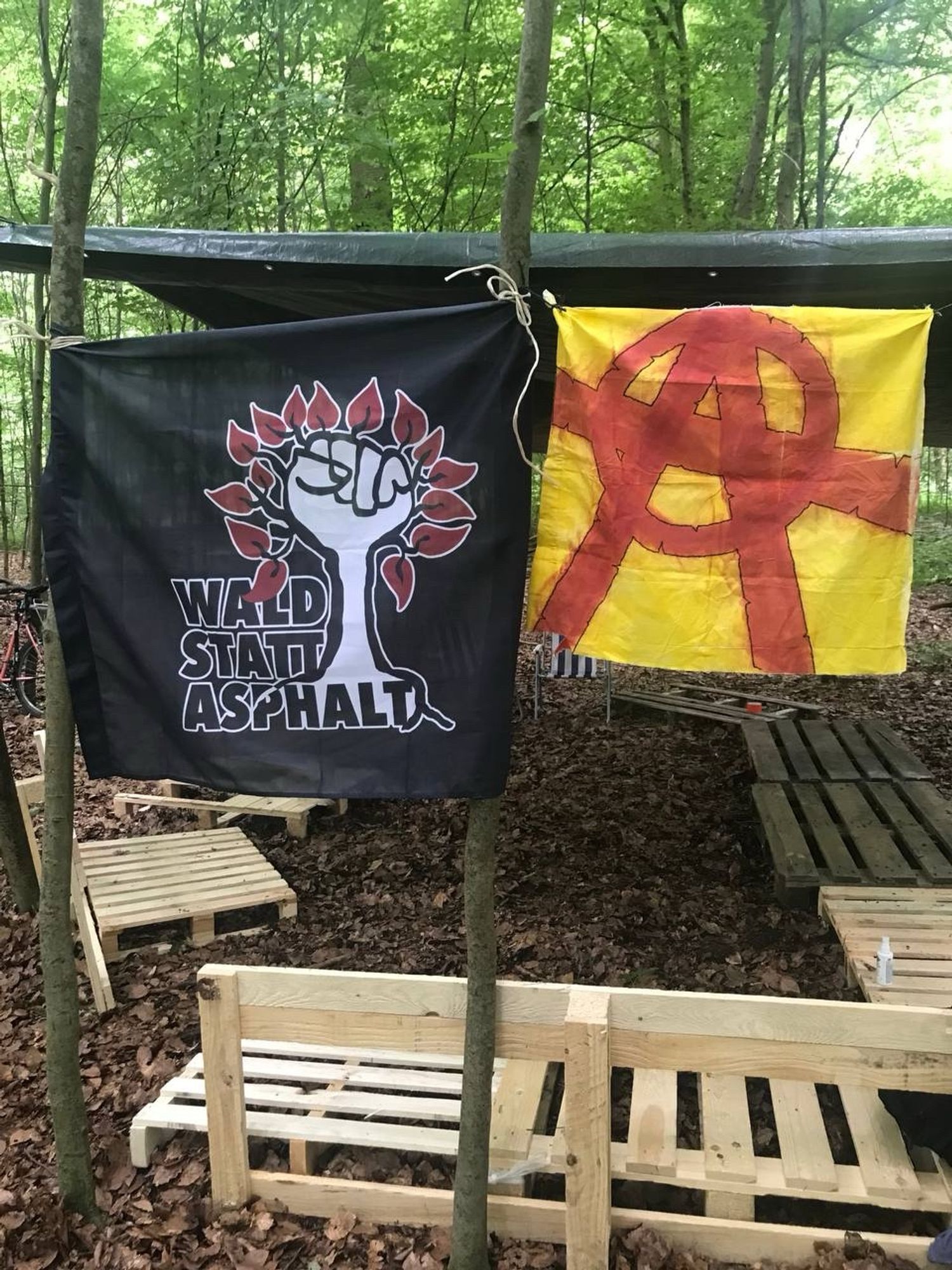 2 Banner vor einer Sitzecke von “Wald statt Asphalt”