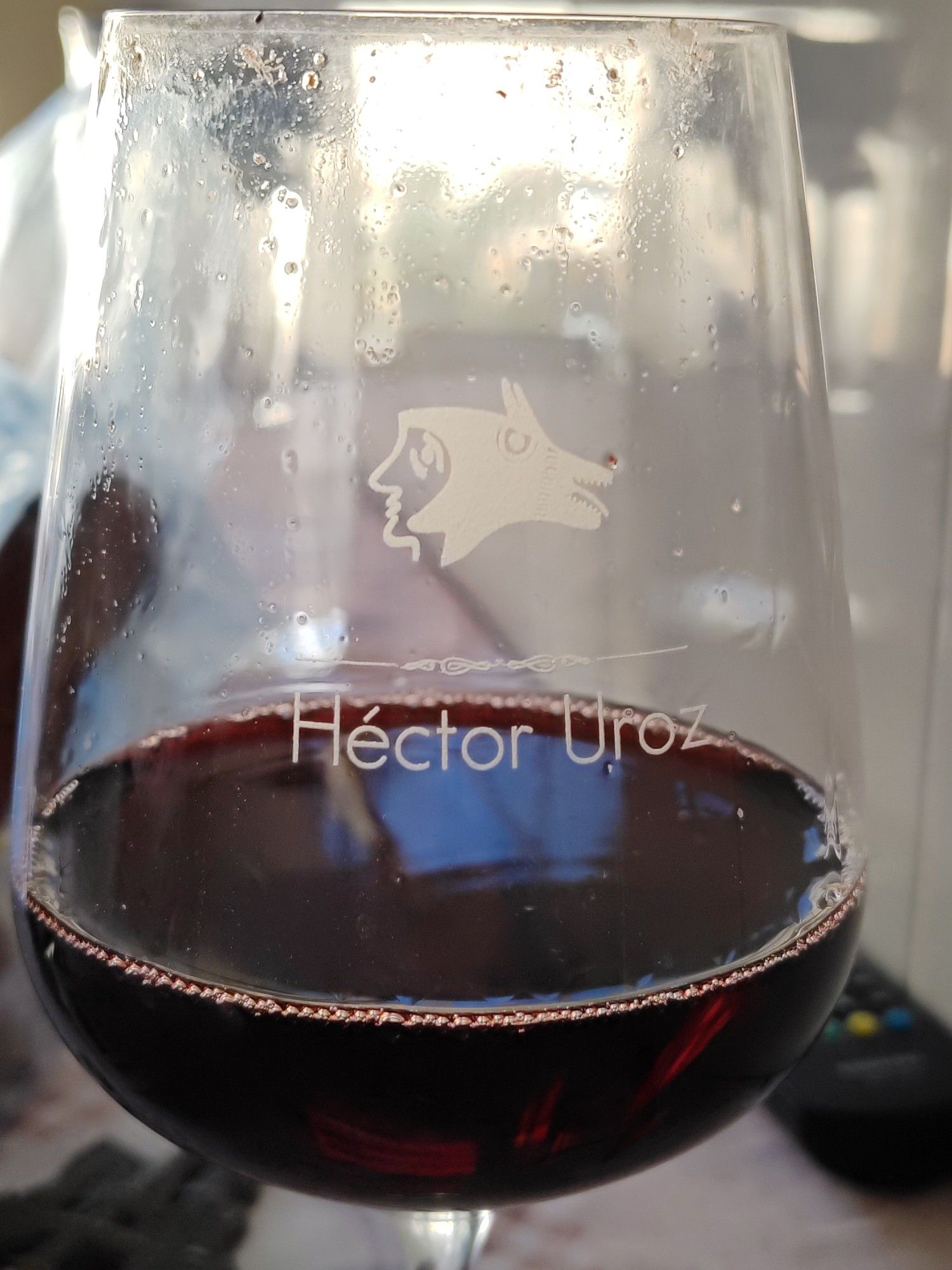 Vino bueno en copa personalizada con mi nombre y el logo que diseñé para Libisosa