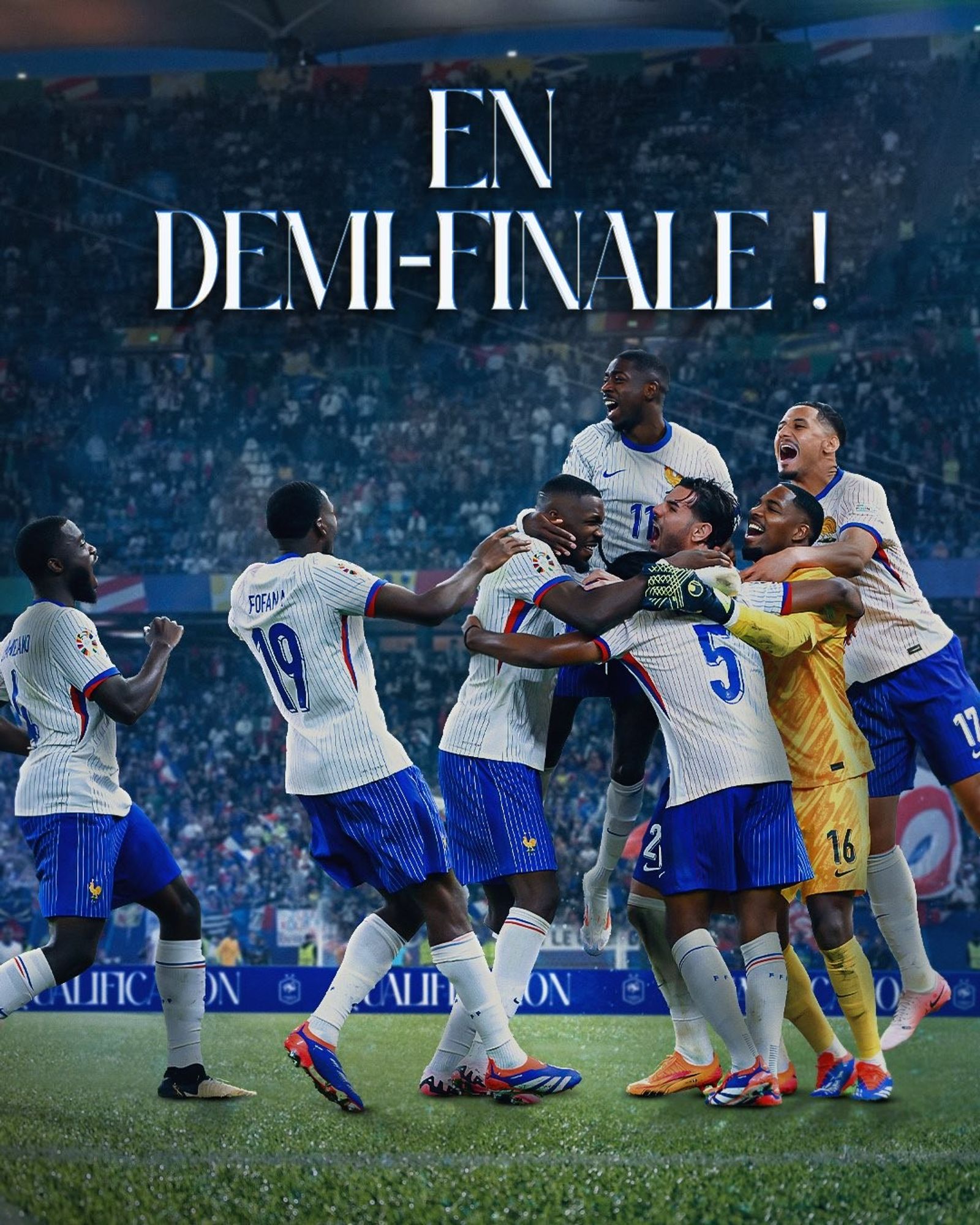 Several players from the France national football team hugging after their win against Portugal. In capital letters at the top of the image: "En demi-finale!"