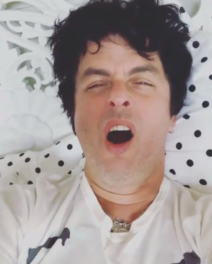 Billie Joe Armstrong do Green Day acordando