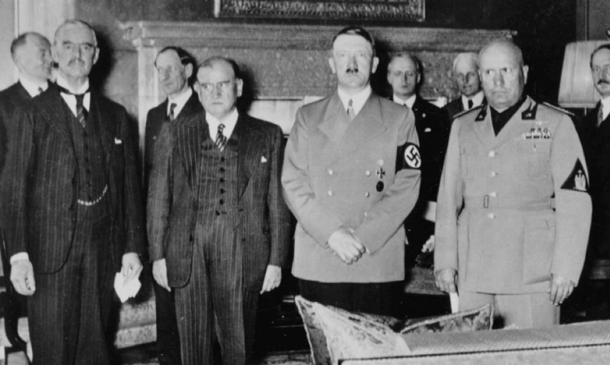 Foto (von links nach rechts): Arthur Neville Chamberlain, Edouard Daladier, Hitler und Mussolini.