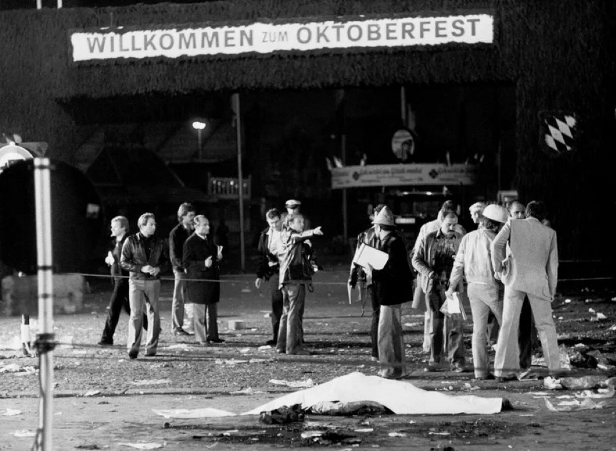 Foto vom Tatort; oben hängt ein Schild mit der Aufschrift: "Willkommen zum Oktoberfest".