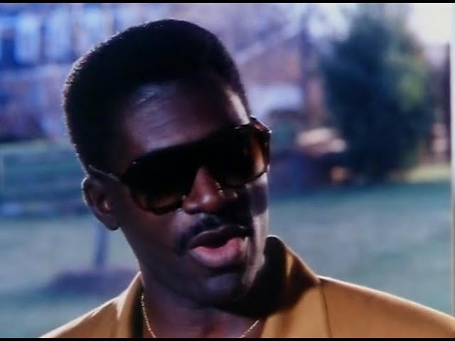 L'acteur Chuck Jeffreys portant de large lunettes de soleil et une moustache, peut-être pour renforcer sa ressemblance avec Eddie Murphy.