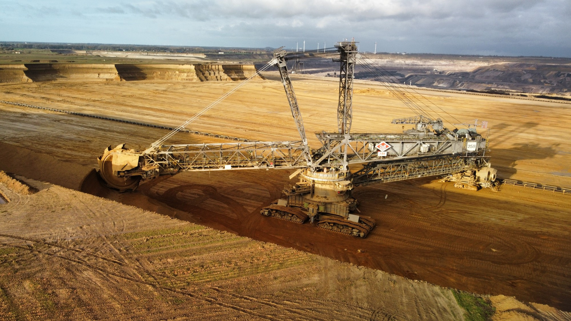 Kohlebagger 258 am Standort des ehemaligen Lützerath.
Im Hintergrund rechts die Kohlegrube Garzweiler,Links Keyenberg,dahinter einige Windräder