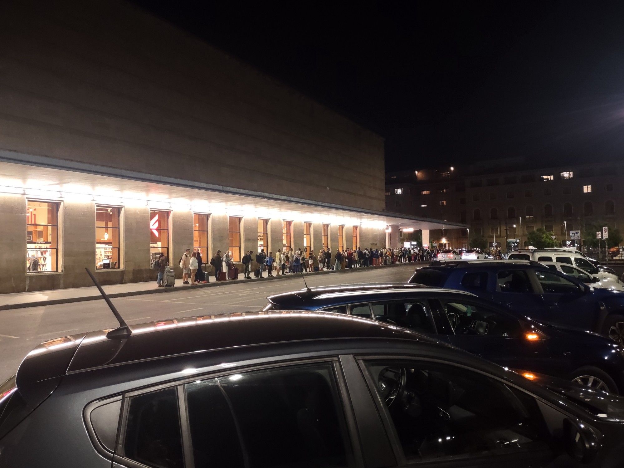 Ppl queueing fotaxis in front of Florence's SMN train station