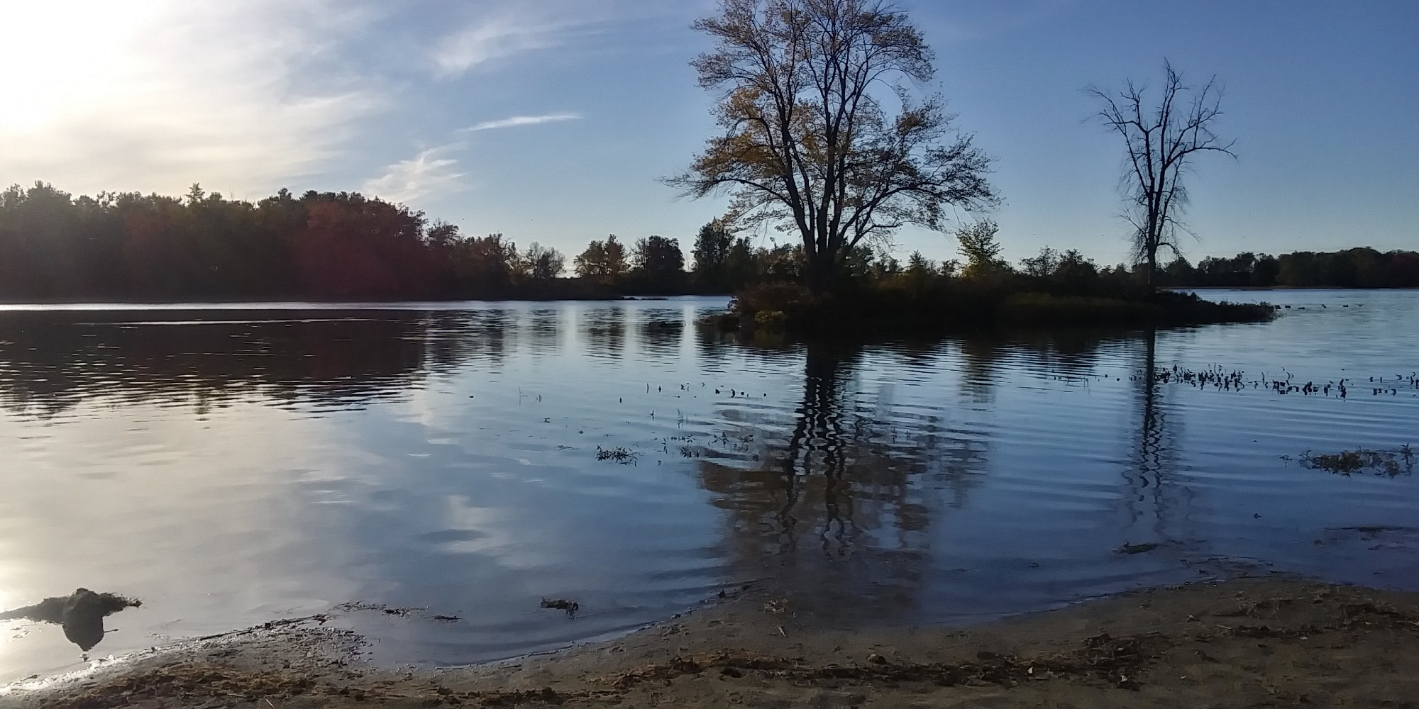 Rivière des Outaouais, île et rive se reflétant dans l'eau au coucher de soleil. Parc provincial Fitzroy (octobre 2024)