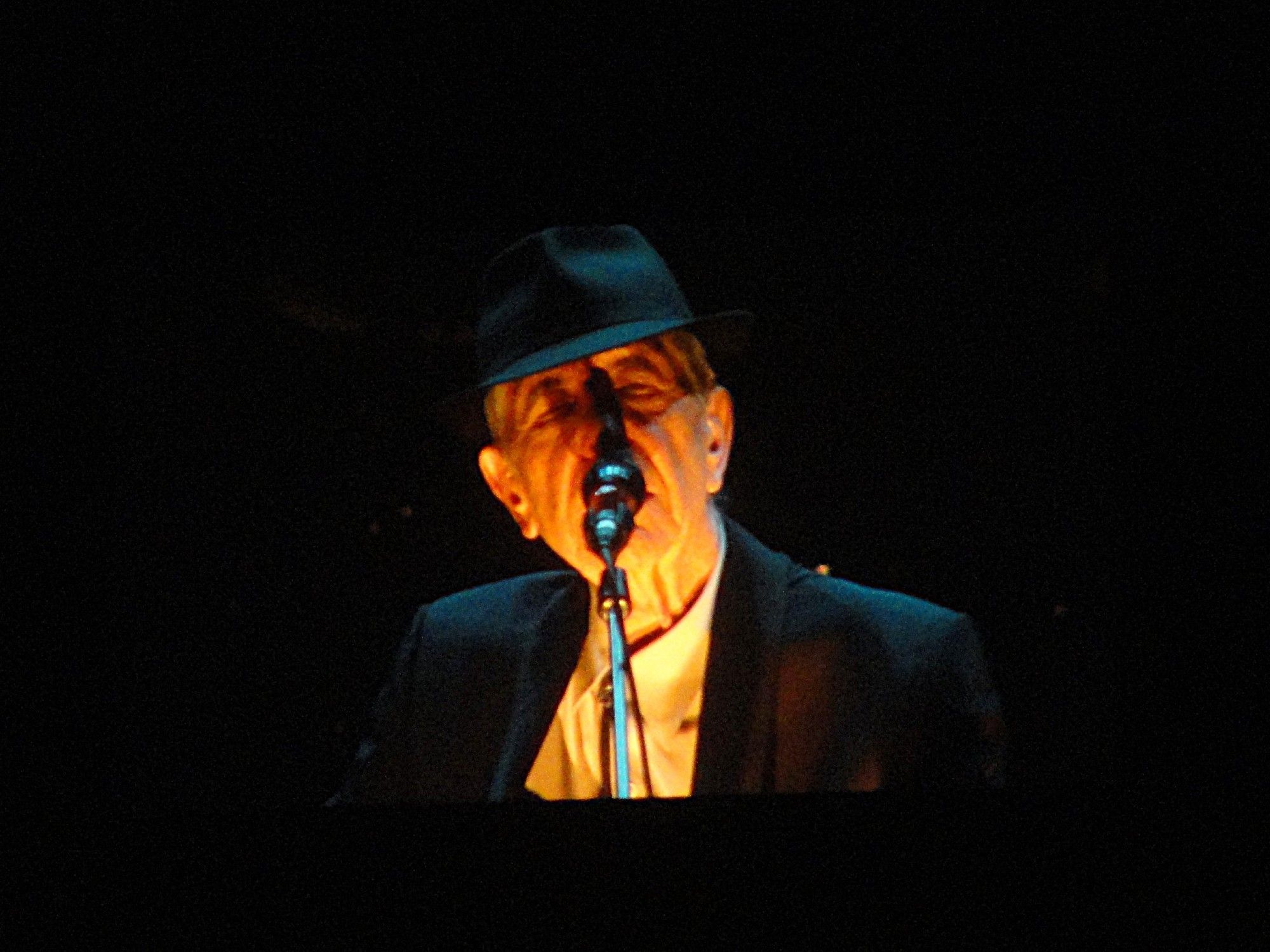 Le grand Leonard Cohen en spectacle à Montréal le 28 novembre 2012. Gros plan.