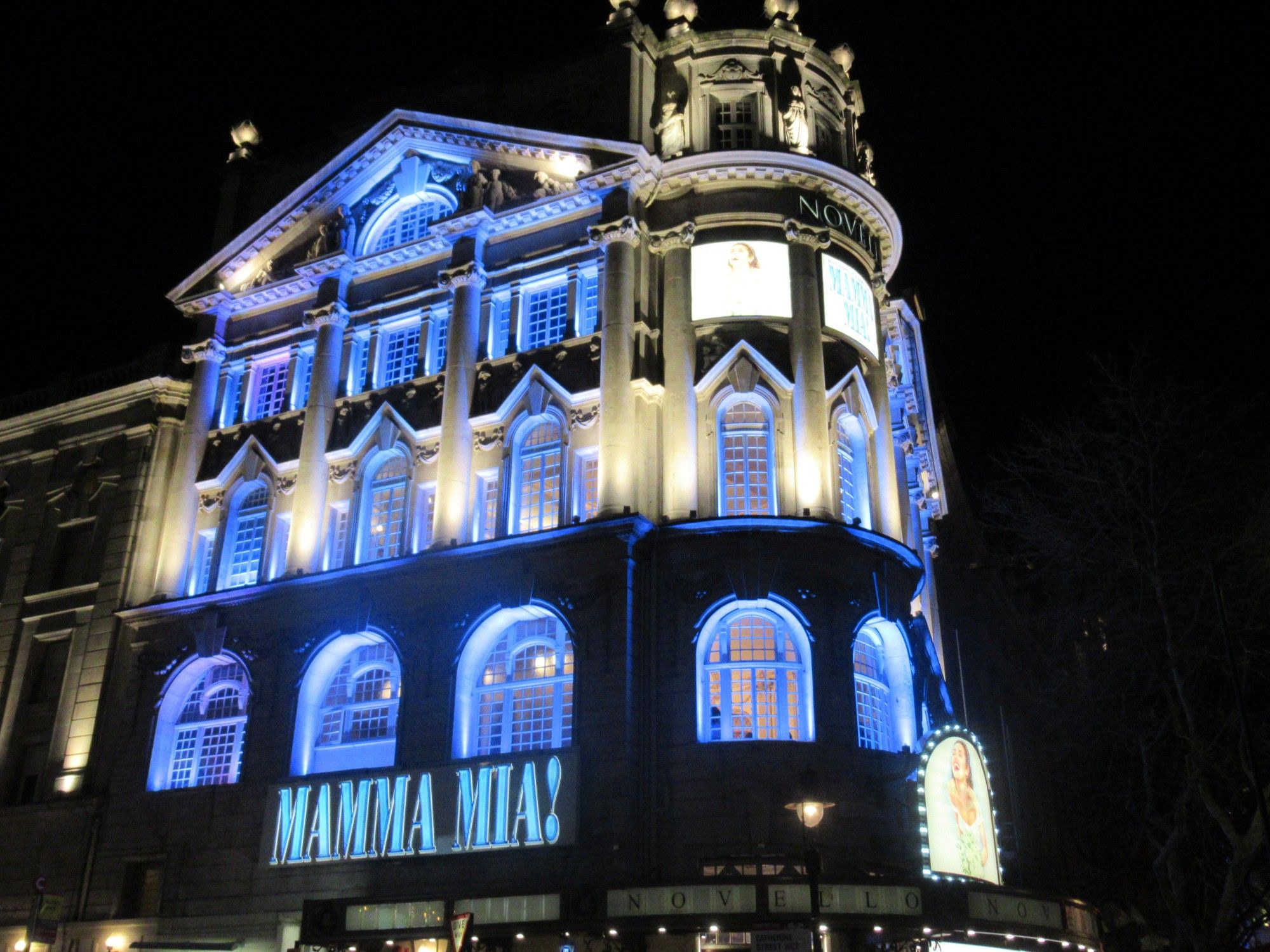 MAMMA MIA! au Novello Theatre dans le West End de Londres. Le théâtre est tout illuminé en bleu. (29 février 2020)