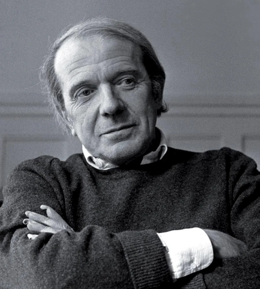 Retrato de Deleuze de braços cruzados, com as unhas enormes de Zé do Caixão