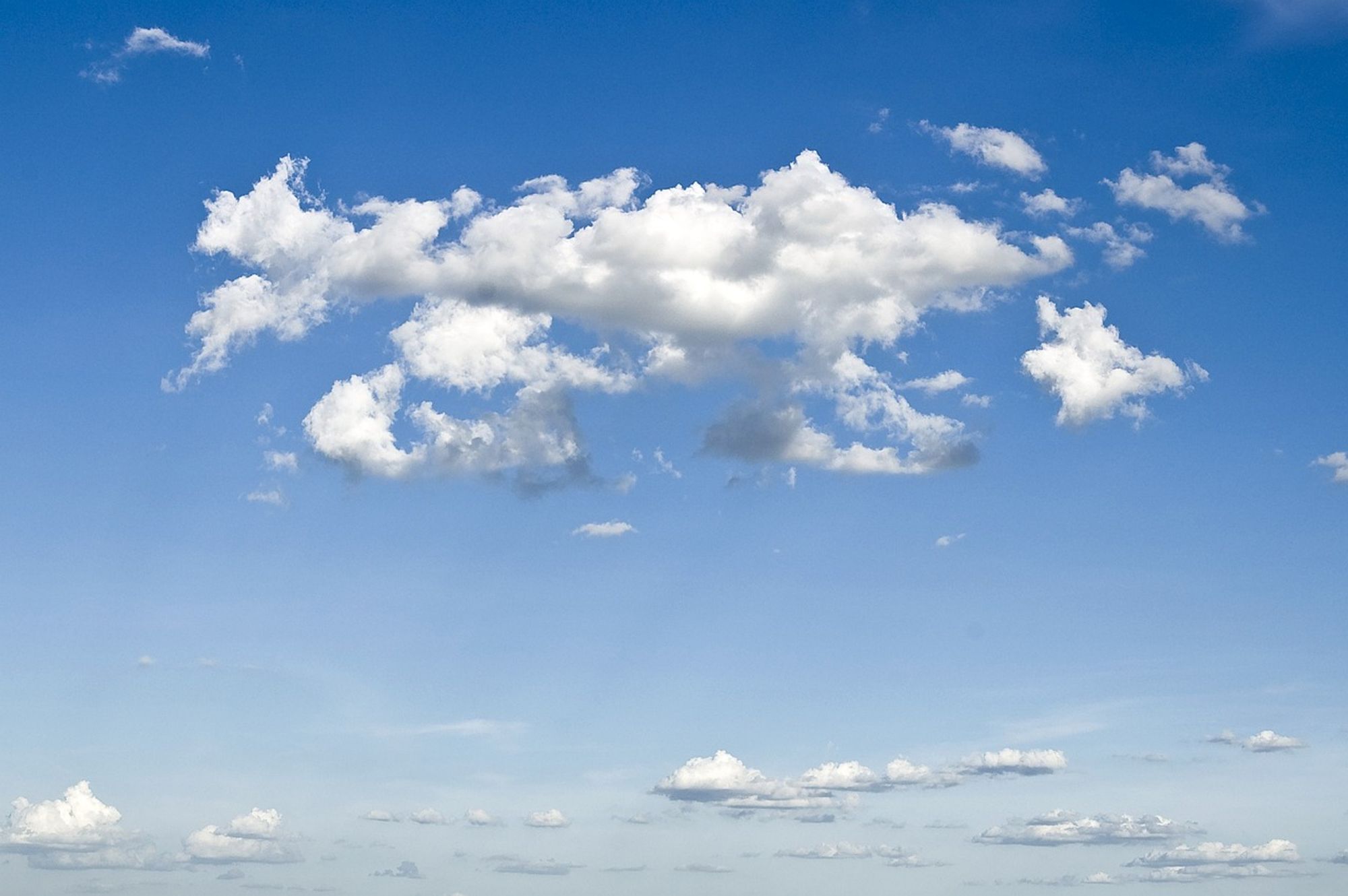 Das Bild zeigt einen blauen Himmel mit weißen Wolken.