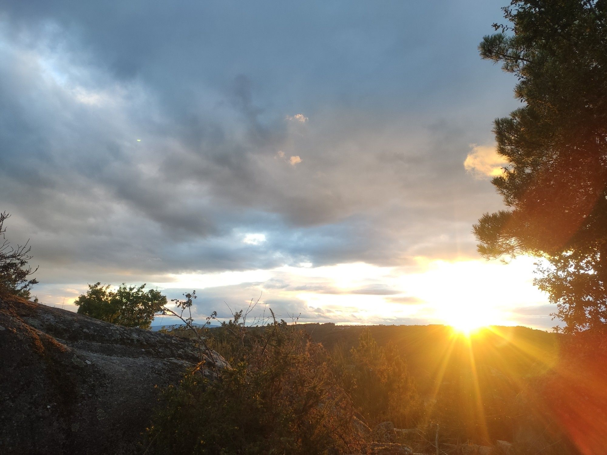 Solpor nun fermoso miradoiro
Sunset in a lovely lookout