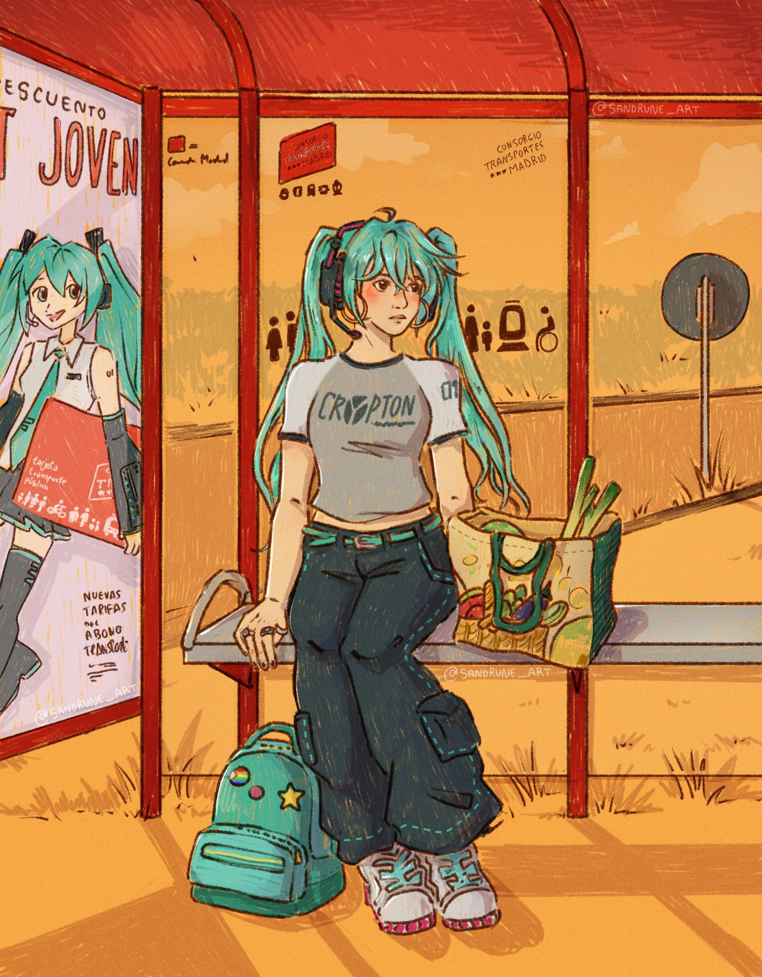 dibujo de hatsune miku vestida con ropa moderna sentada en una parada de autobús de la comunidad de Madrid. Lleva el pelo en dos coletas como siempre, una camiseta gris de Crypton y unos pantalones cargo negros, además de una mochila y una bolsa de la compra del mercadona. En la parada hay un póster de miku promocionando el abono se transporte joven. El fondo es un campo en tonos naranjas y amarillos. 