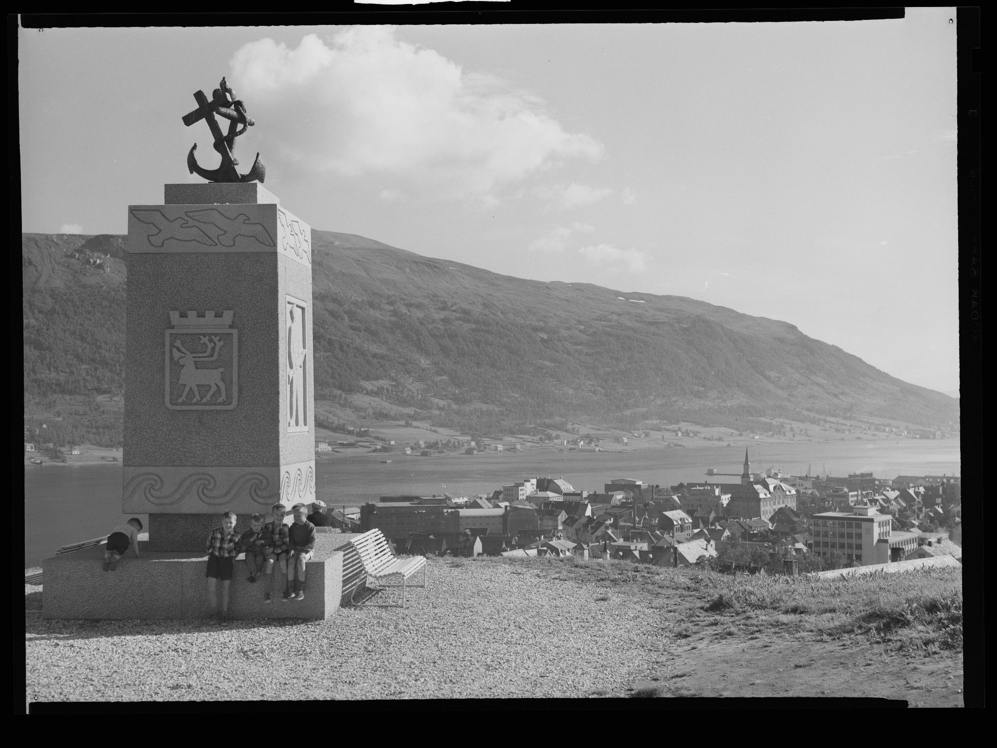 Steinstøtte i Tromsø, med to anker på toppen og kommuneskjoldet på en av sidene.