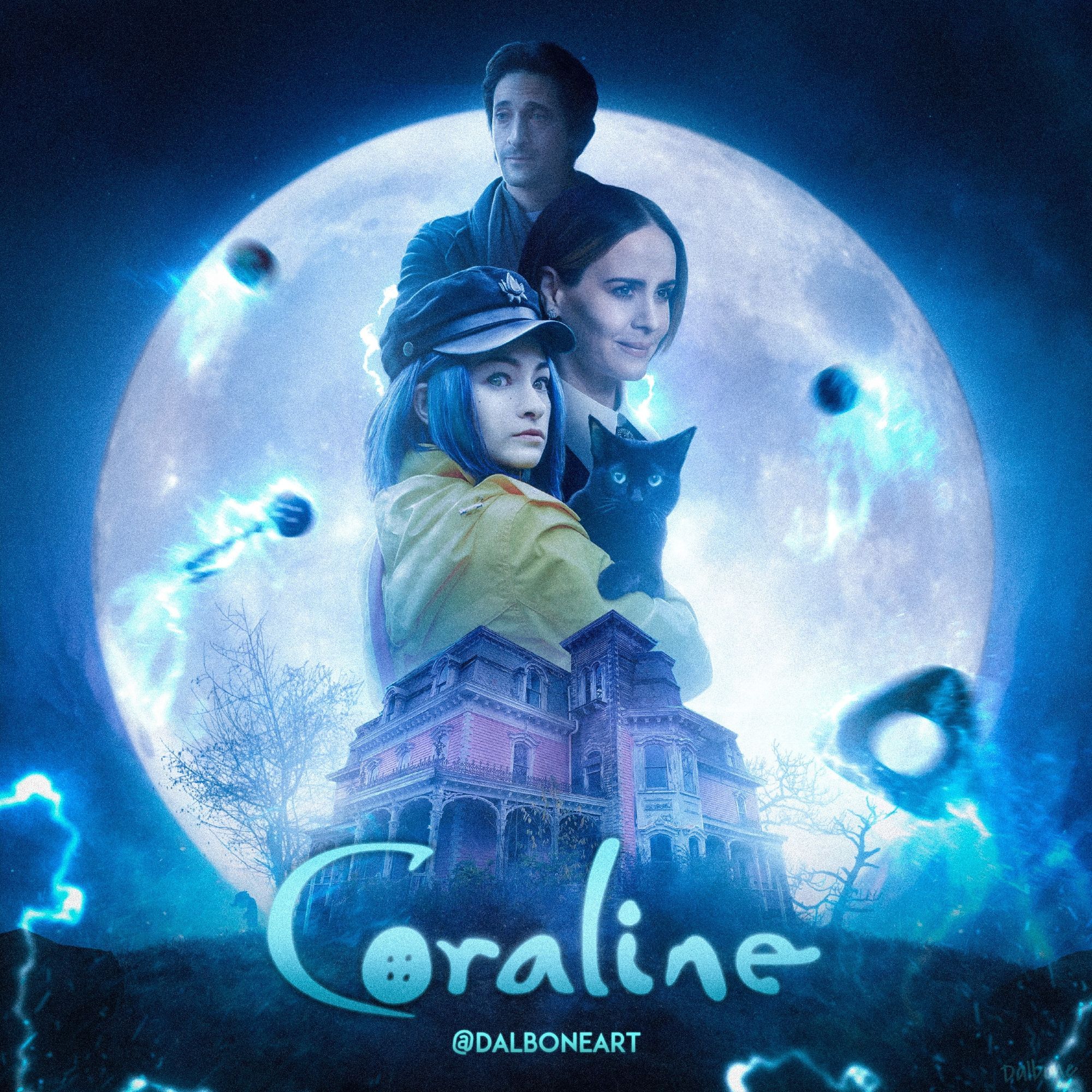 Pôster criado para uma versão imaginária de live-action do filme "Coraline e o Mundo Secreto". No centro da imagem, há três personagens principais com uma grande lua cheia ao fundo. Na frente, Coraline, uma menina de cabelos azuis, está usando uma capa de chuva amarela e segurando um gato preto. Atrás dela, à esquerda, está Adrien Brody interpretando Charlie Jones, e à direita, Sarah Paulson interpretando Mel Jones. Na parte inferior do pôster, há uma grande casa vitoriana, envolta em uma atmosfera sombria e misteriosa, com árvores secas ao redor. O nome "Coraline" aparece no centro, em uma fonte azul, com um botão costurado como a letra "O", reforçando o tema sinistro da história. A atmosfera é de mistério e fantasia, com tons escuros de azul e preto dominando a cena. A assinatura @Dalboneart aparece na parte inferior do pôster.