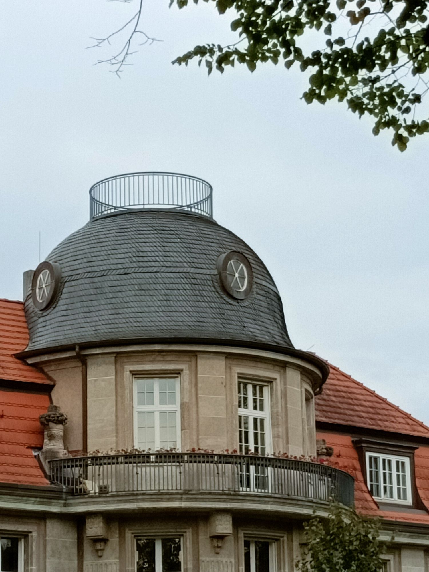 Tourelle au toit en dôme gris, petite balustrade comme une couronne de Miss France.