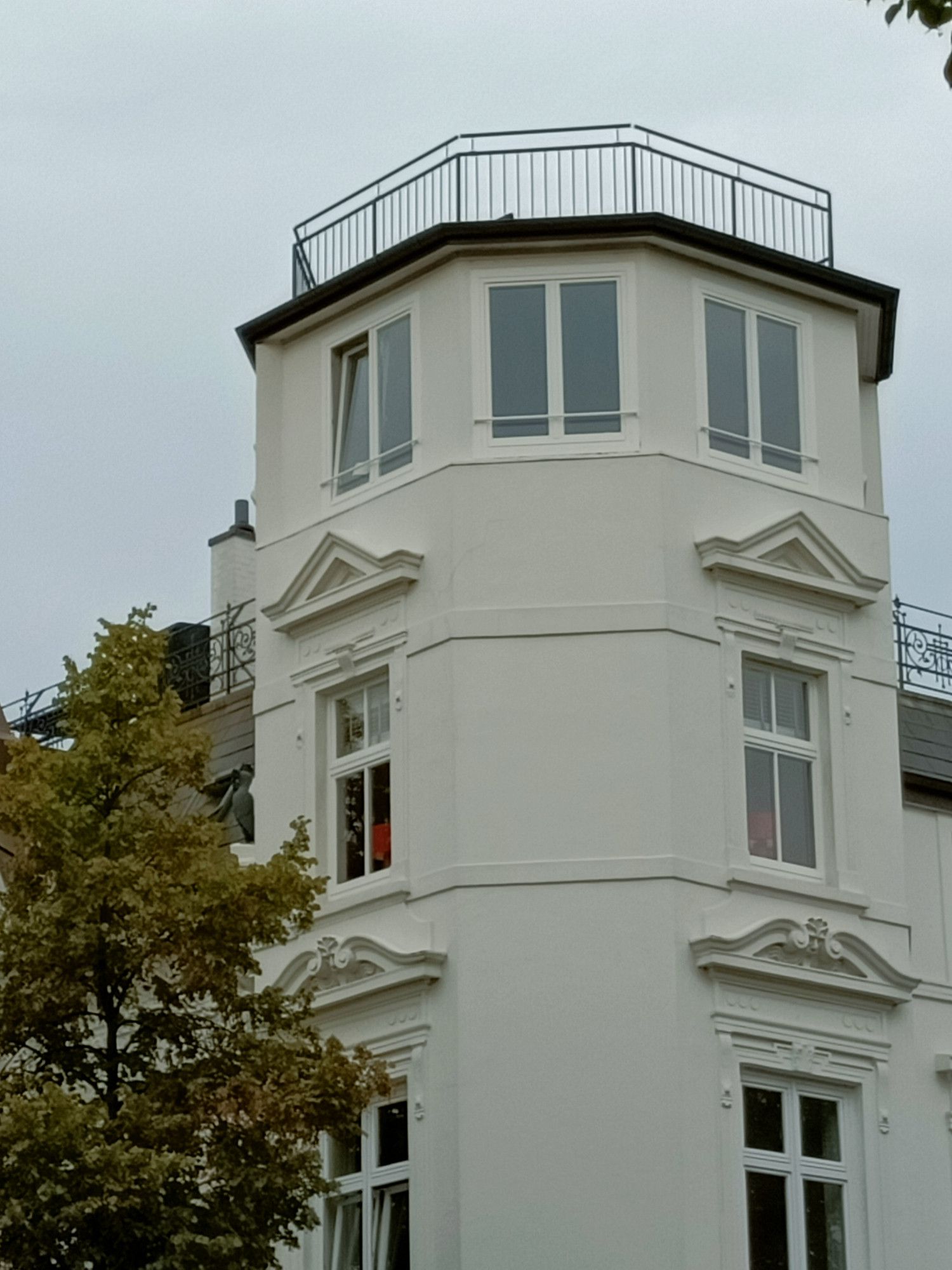 Tourelle blanche et octogonale et sa balustrade.