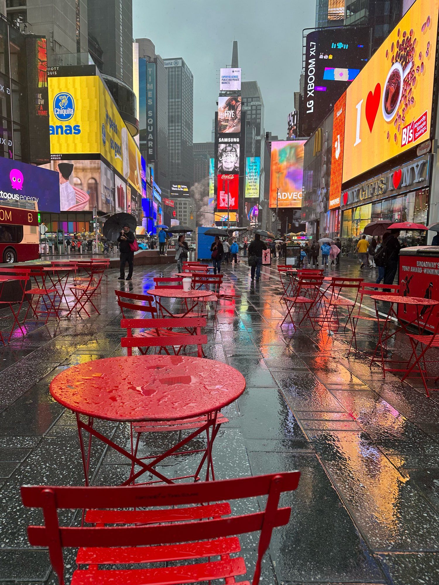 Großstadt im Regen mit Leuchtreklame