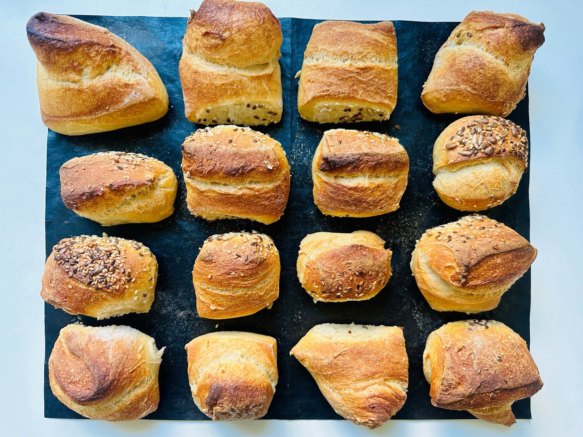 Brötchen symmetrisch in Reihen angeordnet und von oben fotografiert