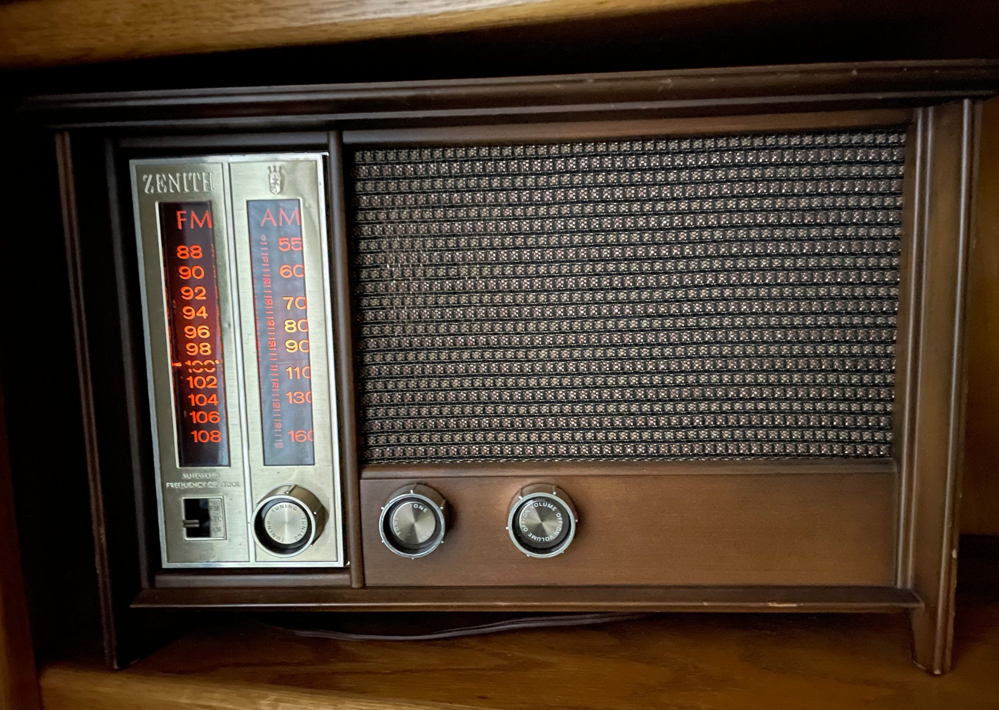 Excellent AM/FM reception, antenna is in the power cord. Cabinet is walnut with just a couple of tiny dings, has not been refinished. Dials are for tuning, tone, and volume. Very quiet, zero tube hum noise. This radio doesn’t collect dust, it is always in use!