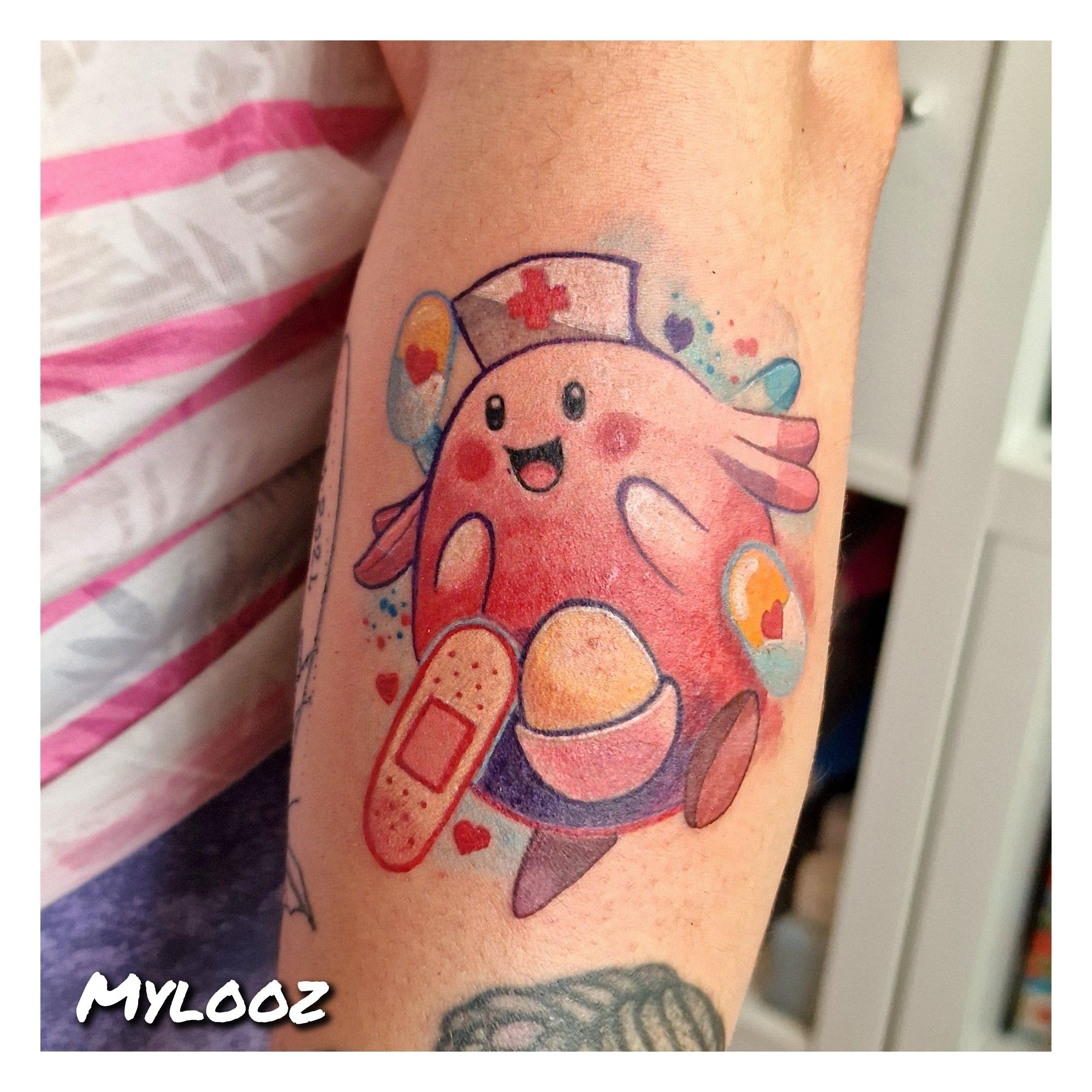 Avant bras, tatouage couleur du pokemon Nurse Chancey.