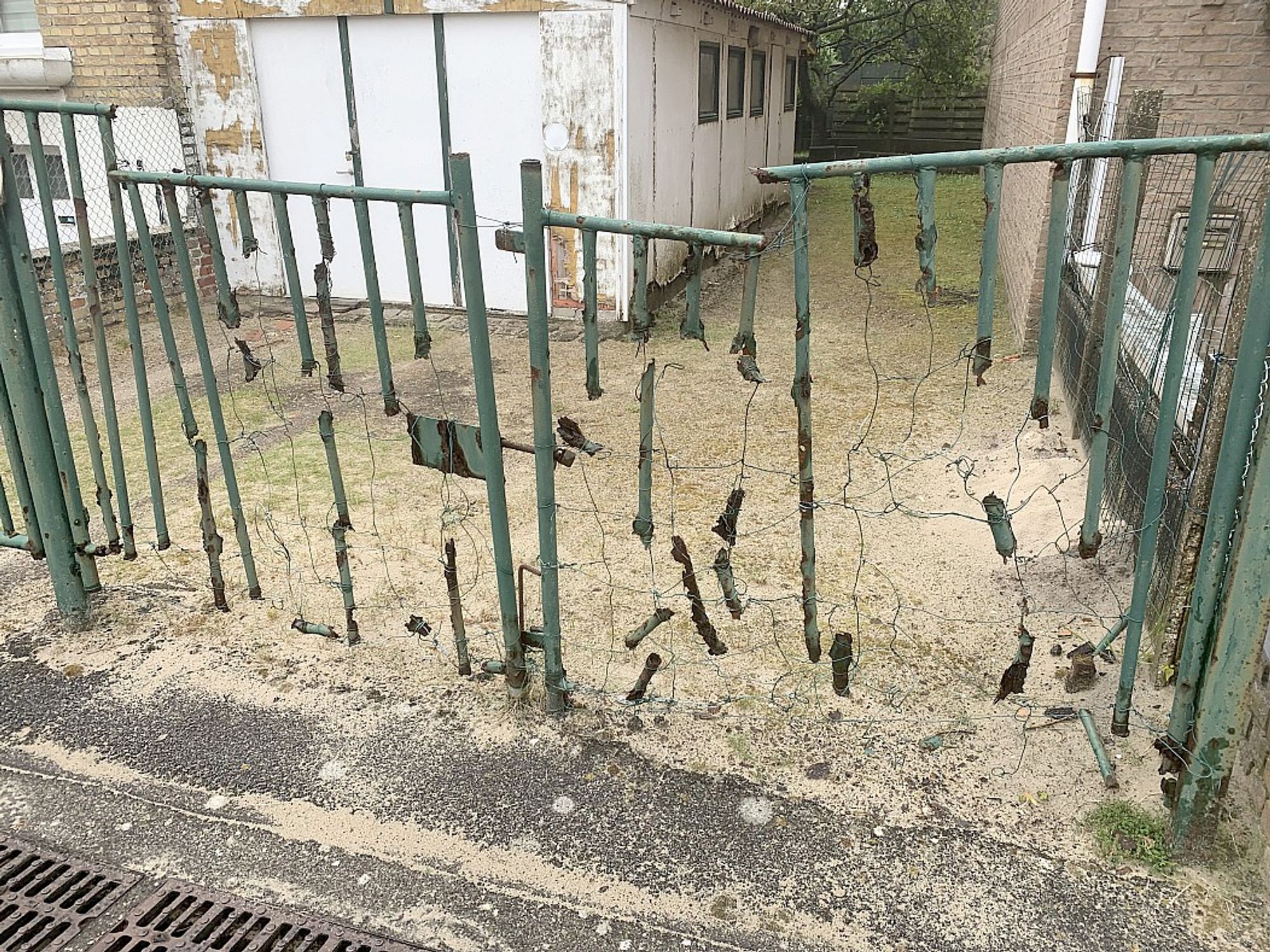 ein vom rost zerfressen bzw größtenteil schon aufgelöster metallzaun