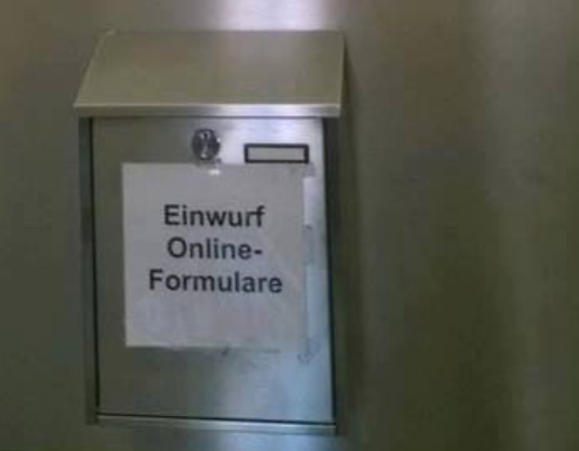 briefkasten mit schild drauf "einwurf onlineformulare"