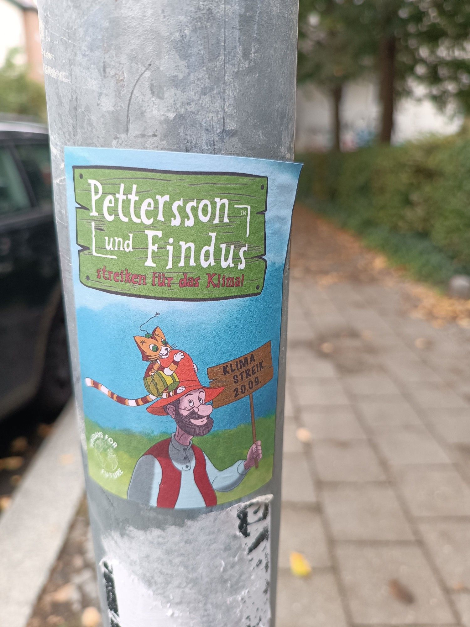 Petterson und Findus streiken für das Klima
Darunter ein Bild von den beiden wie sie ein Klimastreik 20.09 Schild halten 
Der Sticker ist von fff