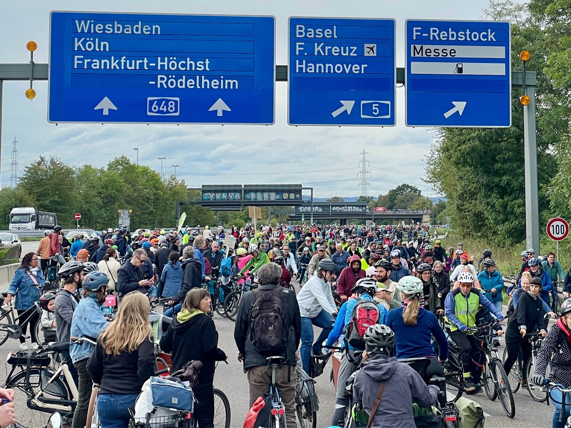 Menschenmenge mit Fahrrädern auf der Autobahn