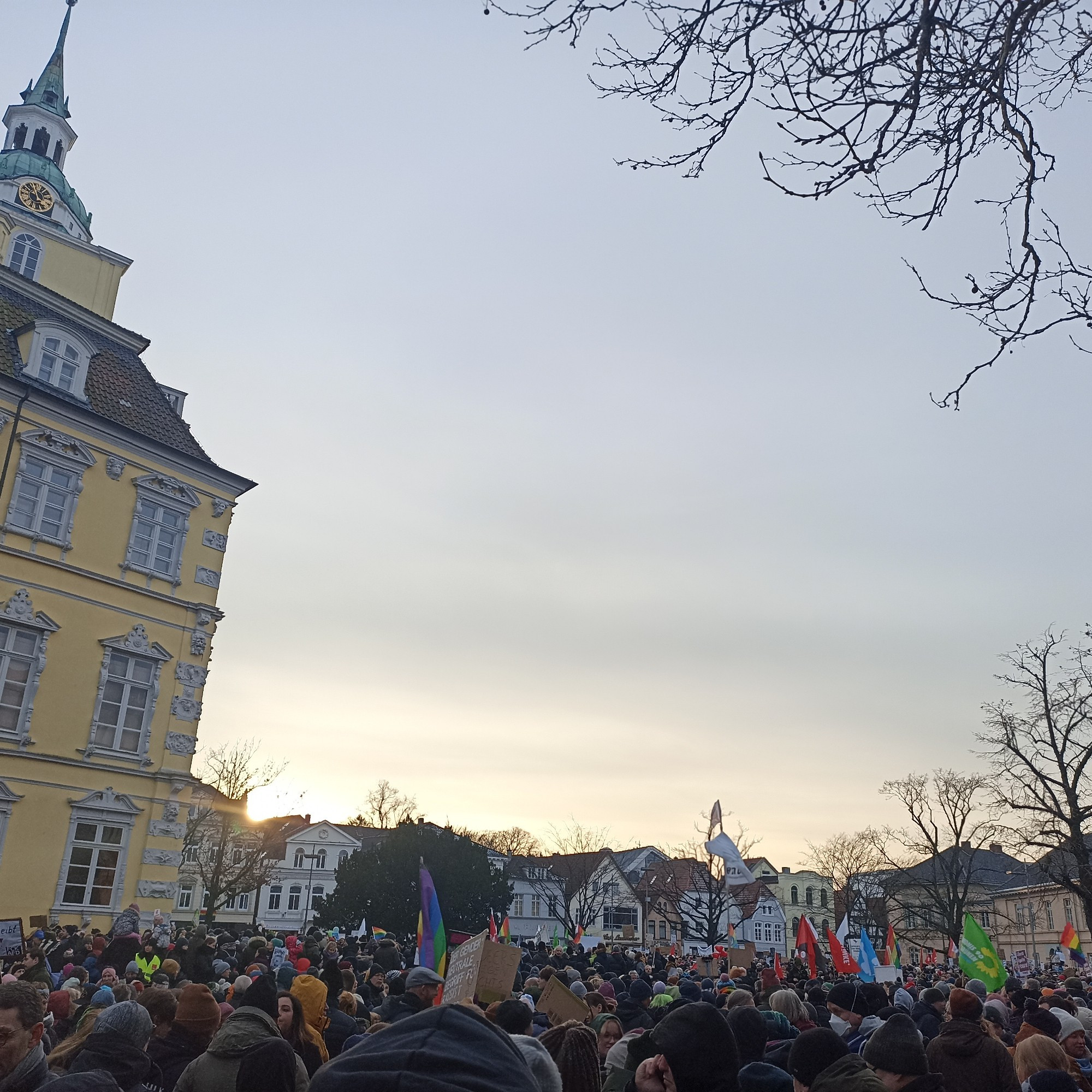 Viele Menschen auf der heutigen Kundgebung neben dem Oldenburger Schloß.