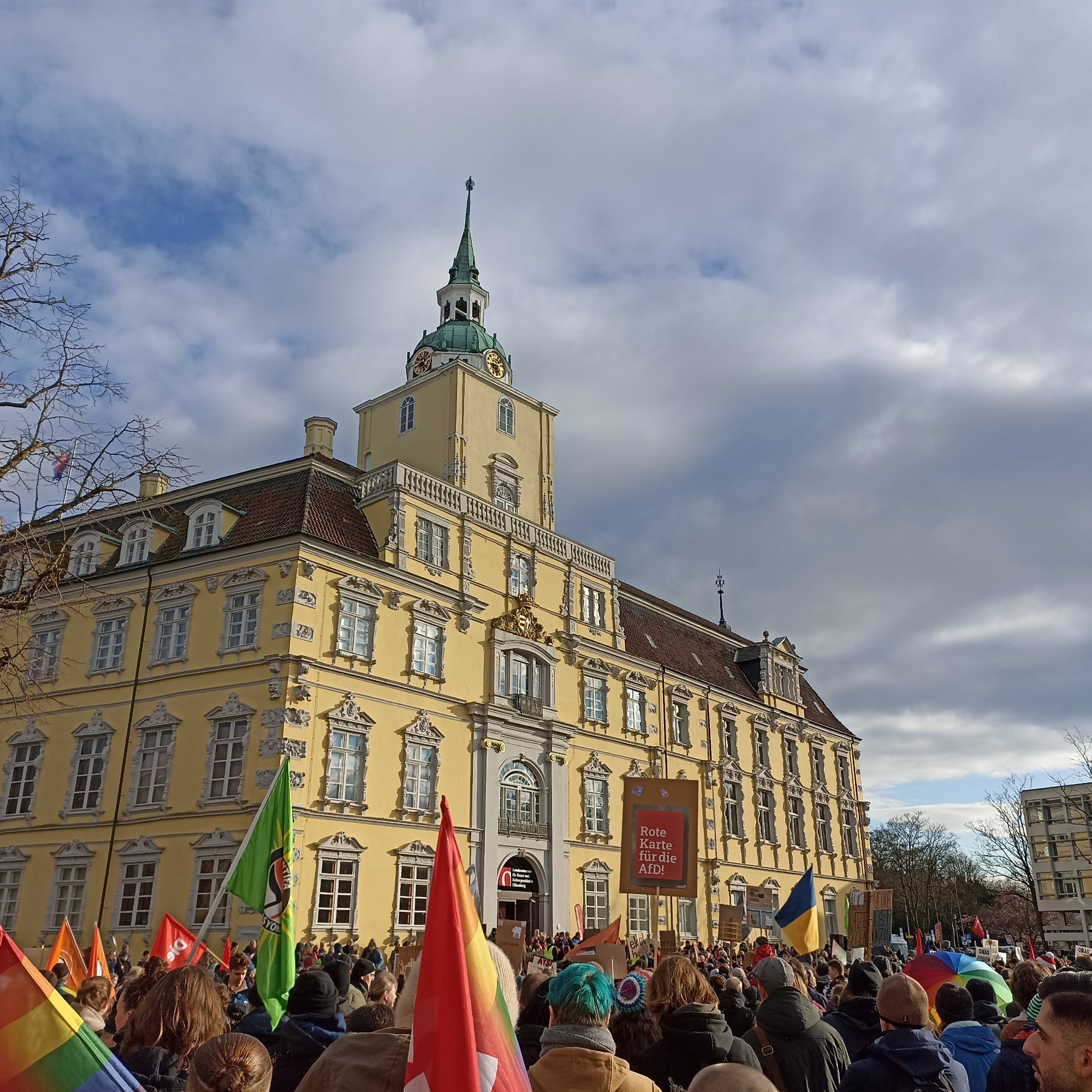 Foto vom Oldenburger Schloß mit Demonstranten davor