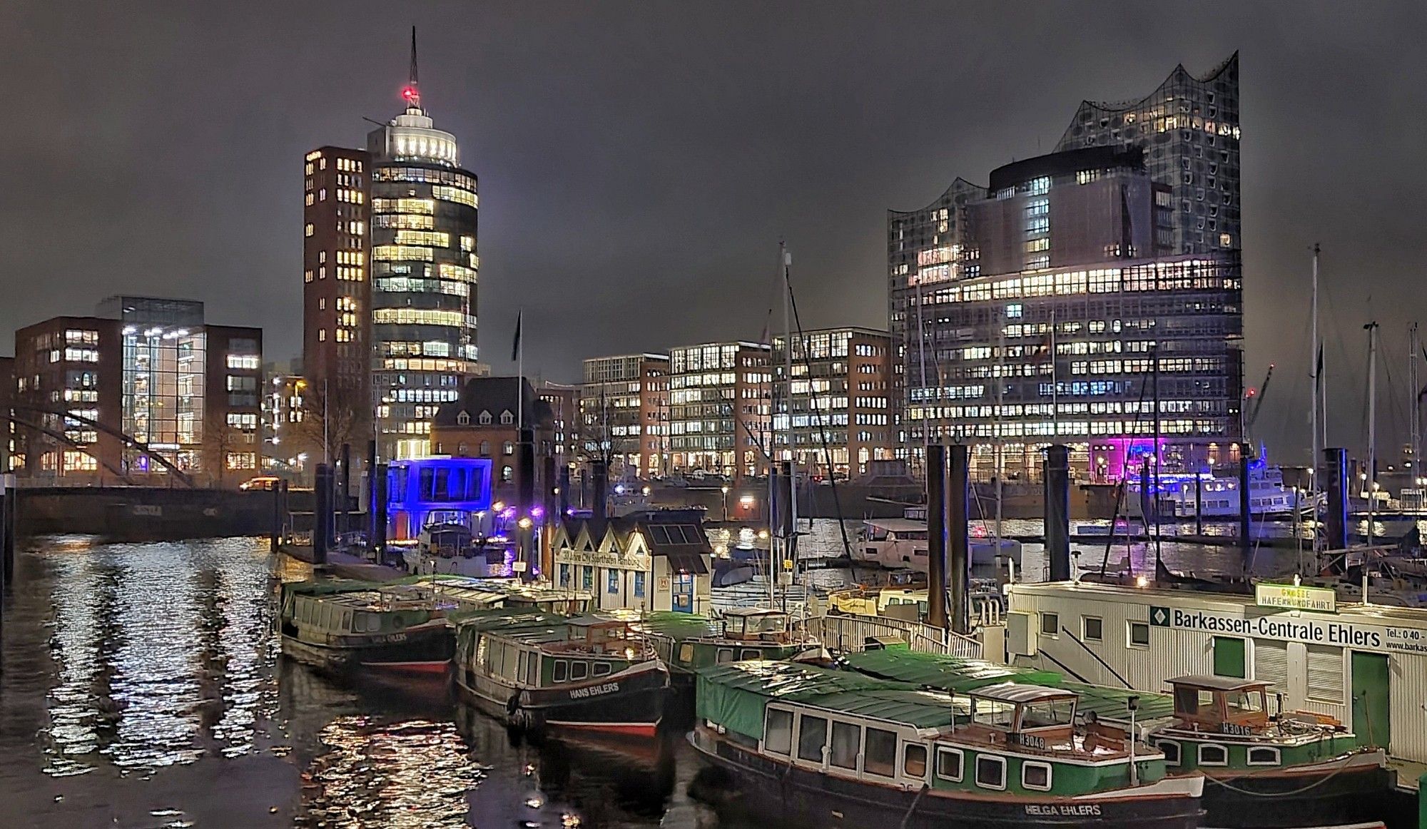 Hamburg: HafenCity mit Blick auf Elbphi