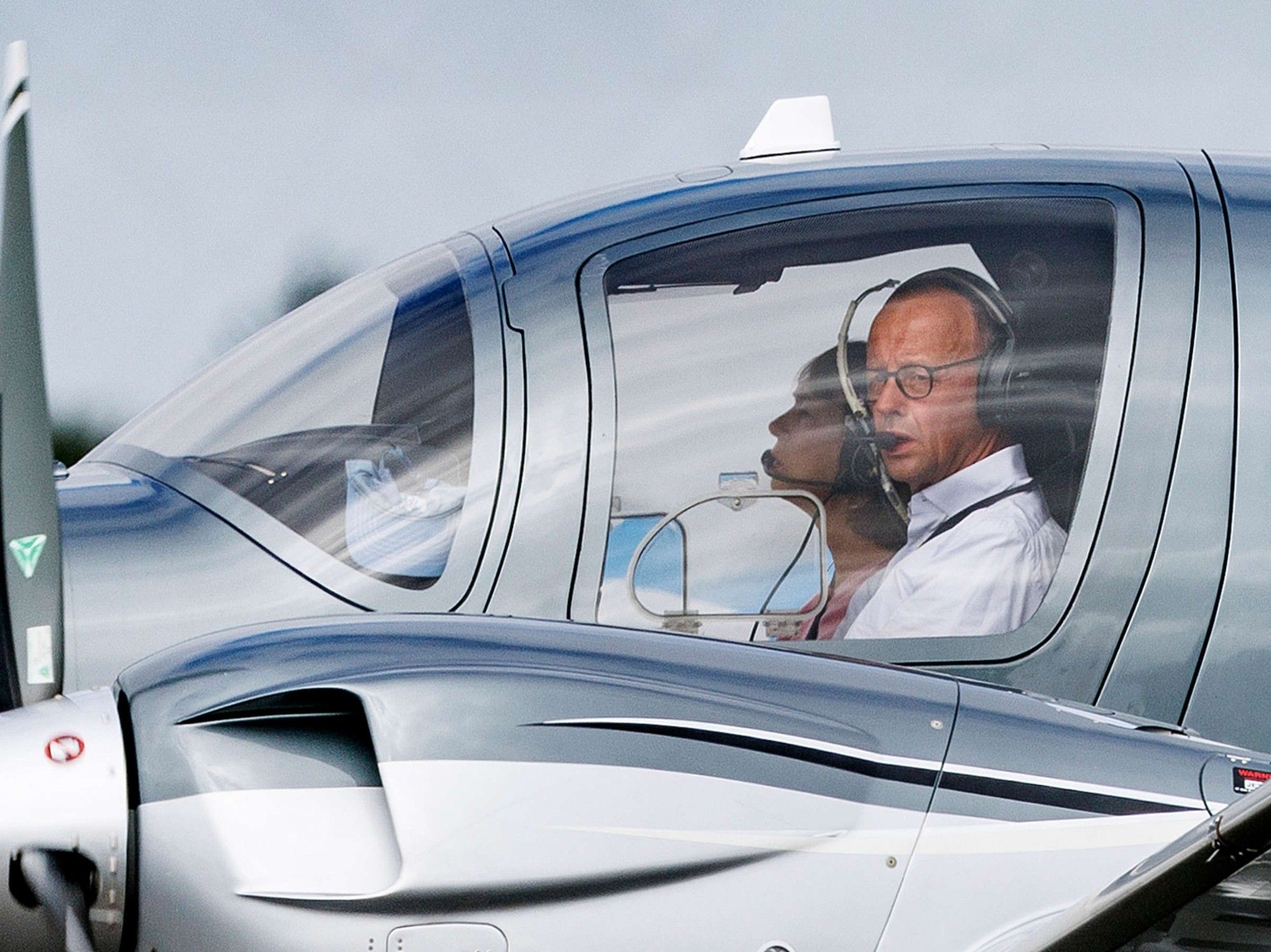 Friedrich Merz in seinem Privatflugzeug