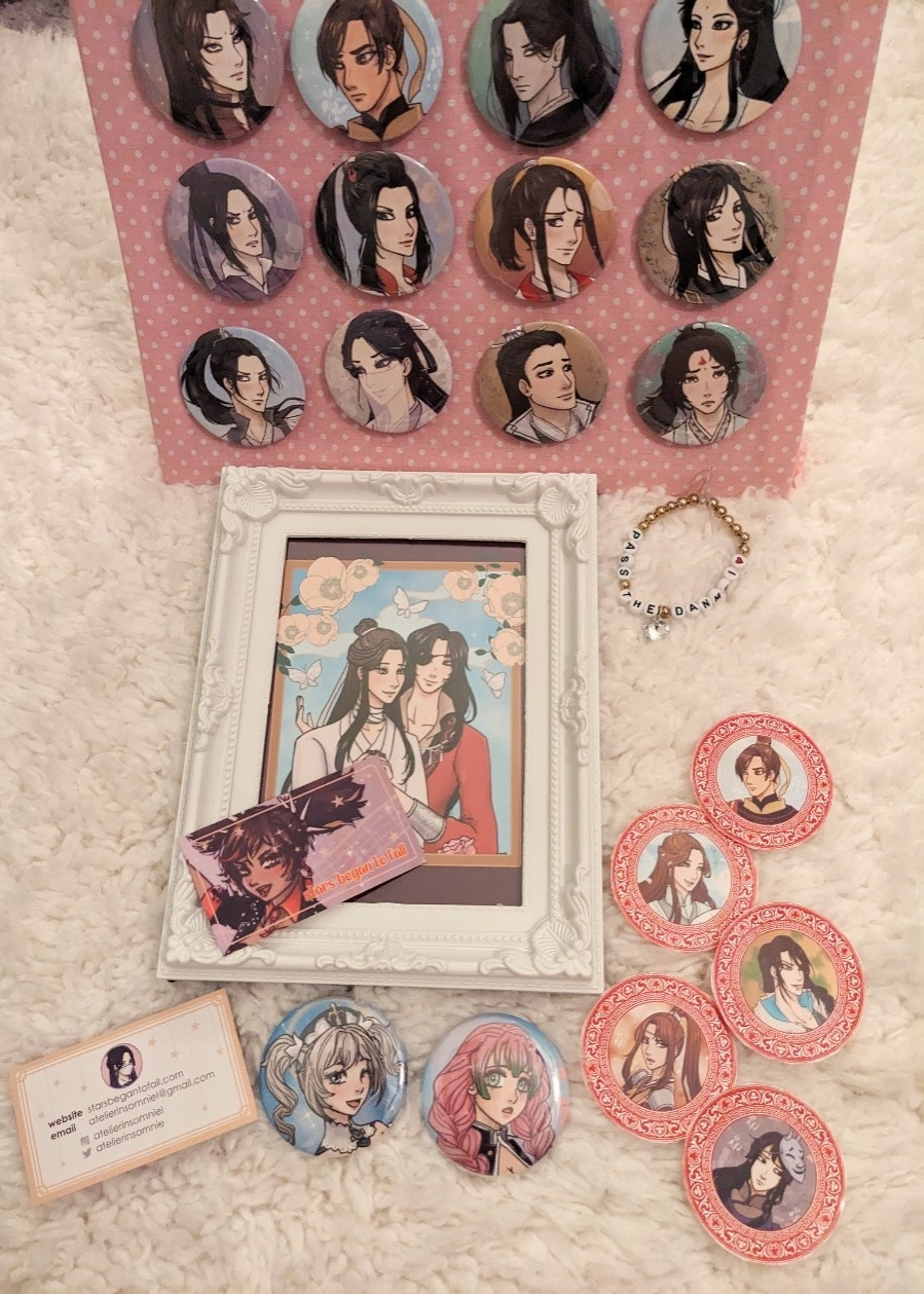 Photo of hualian print from heaven officials blessing, plus button badges is Barbara and mitsuri, new business cards featuring xinyan, and stickers of latest tgcf characters