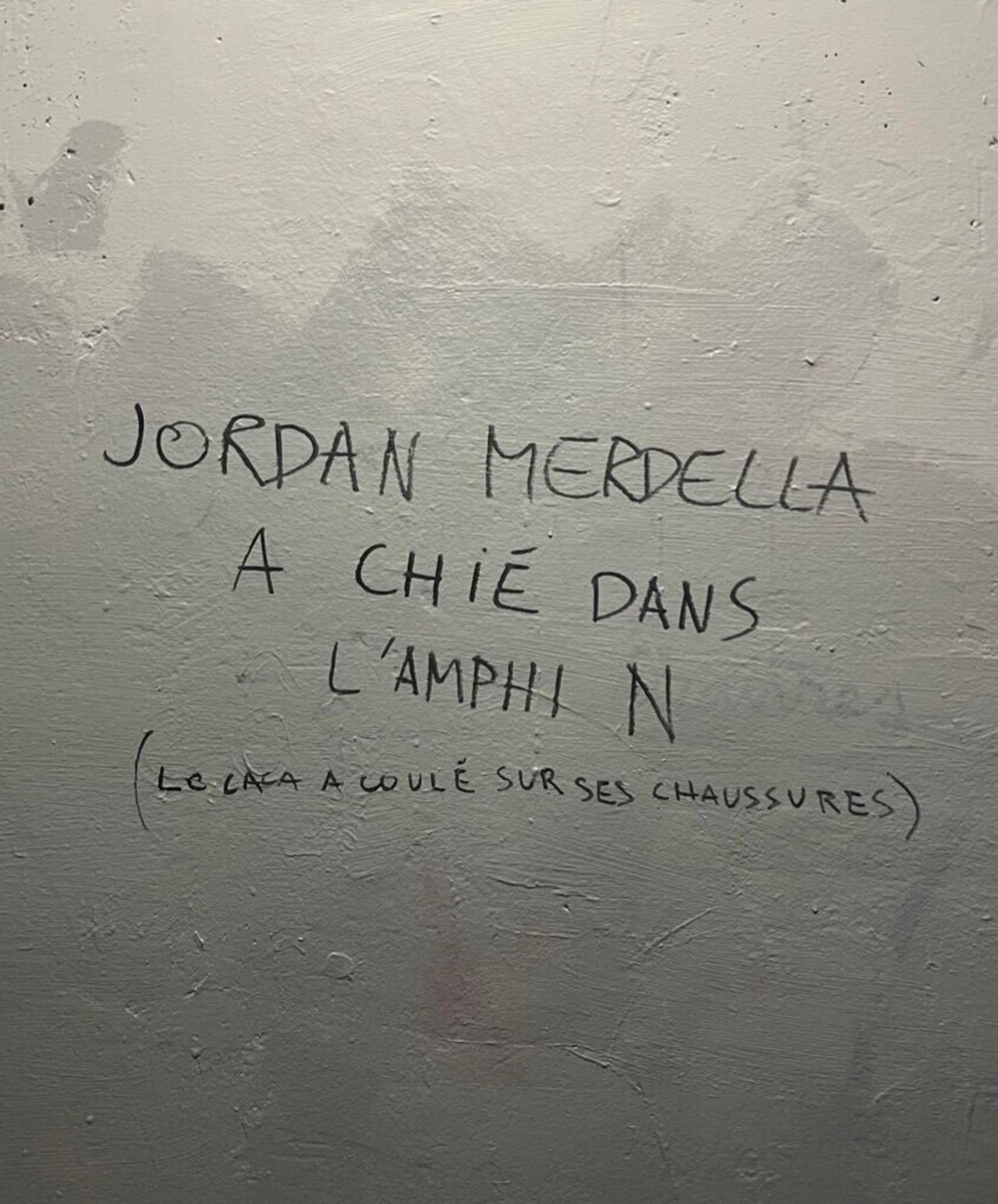 Tag dans les toilettes de Tolbiac où Jordan Merdala était étudiant "Jordan Merdella à chier dans l'amphi N (le caca a coulé sur ses chaussures)