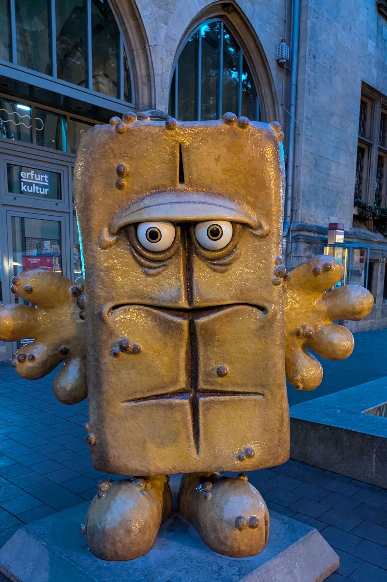 Bernd das Brot aps Statue.