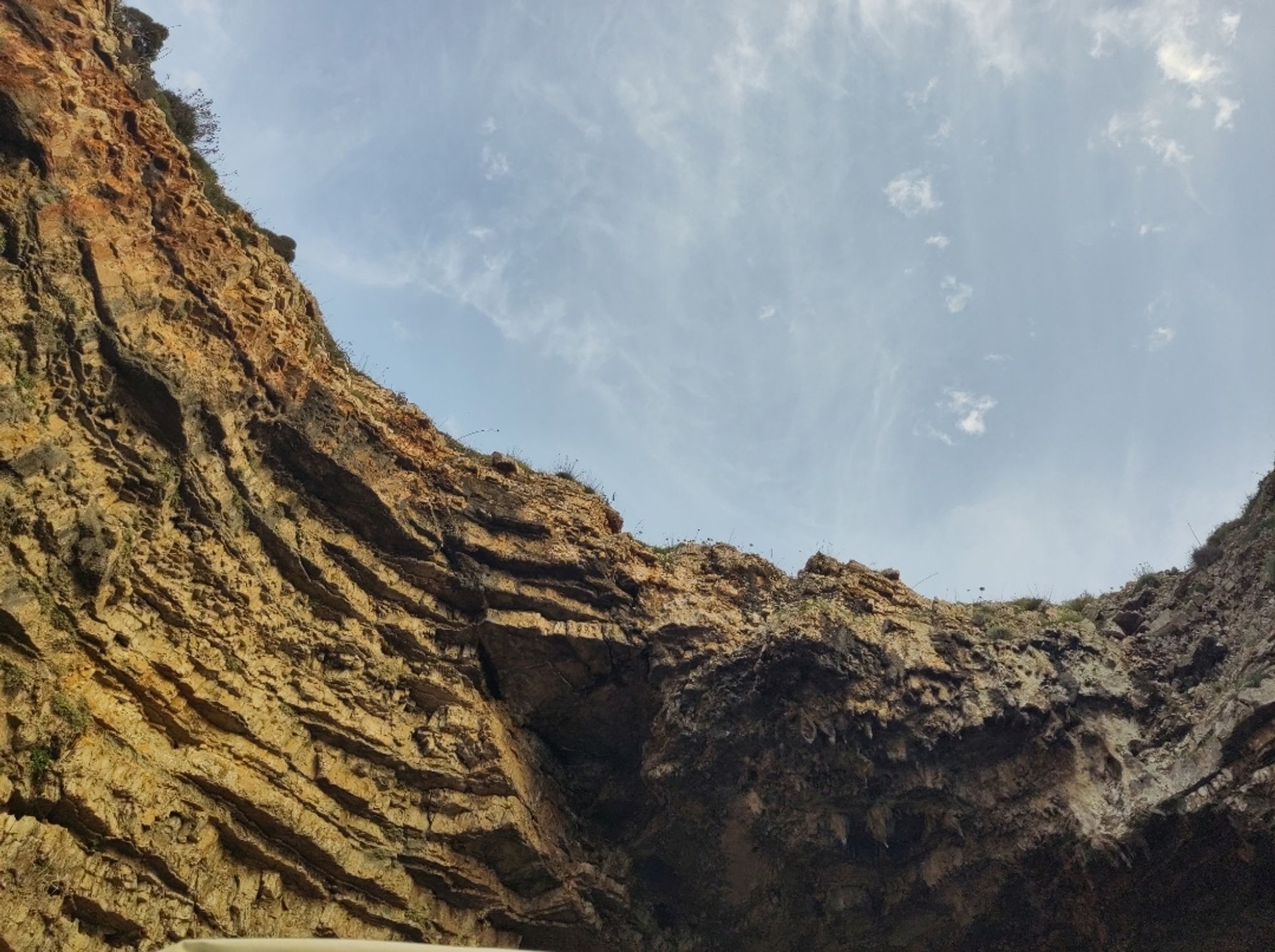 Blauer Himmel über einer Bucht